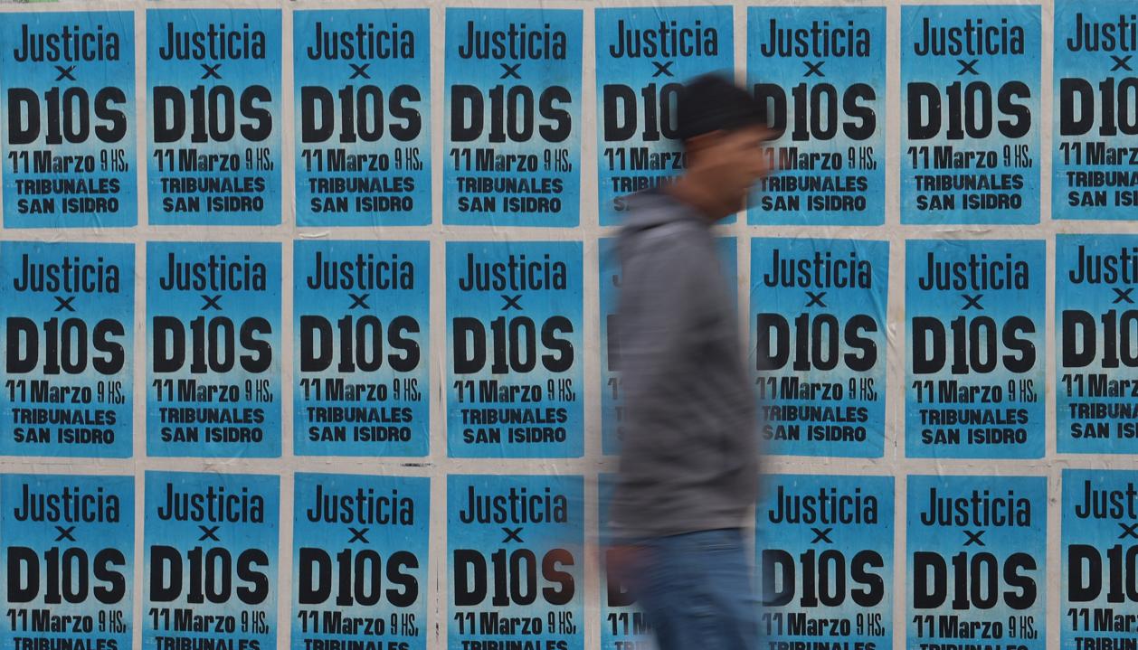 Carteles exigiendo justicia por Diego Maradona. 