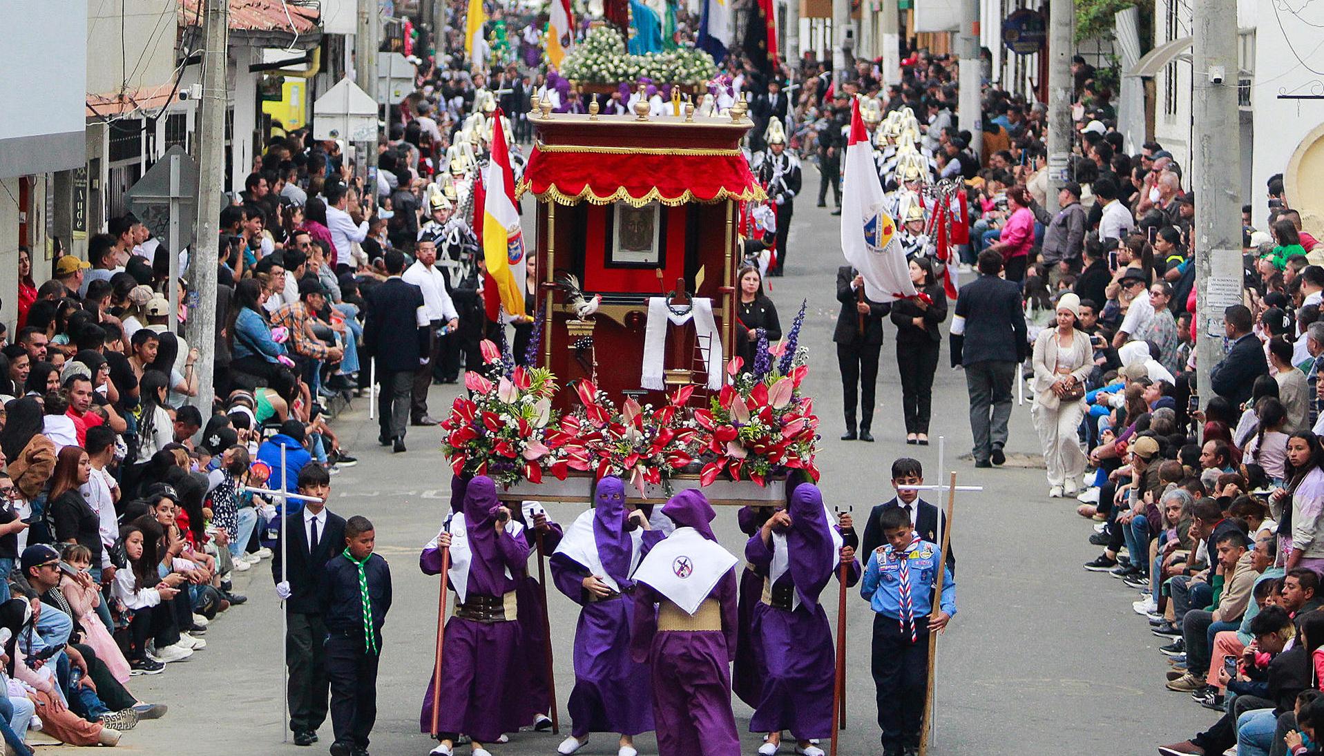 Colectivos eclesiásticos participan de la procesión en homenaje al Señor del Humilladero.