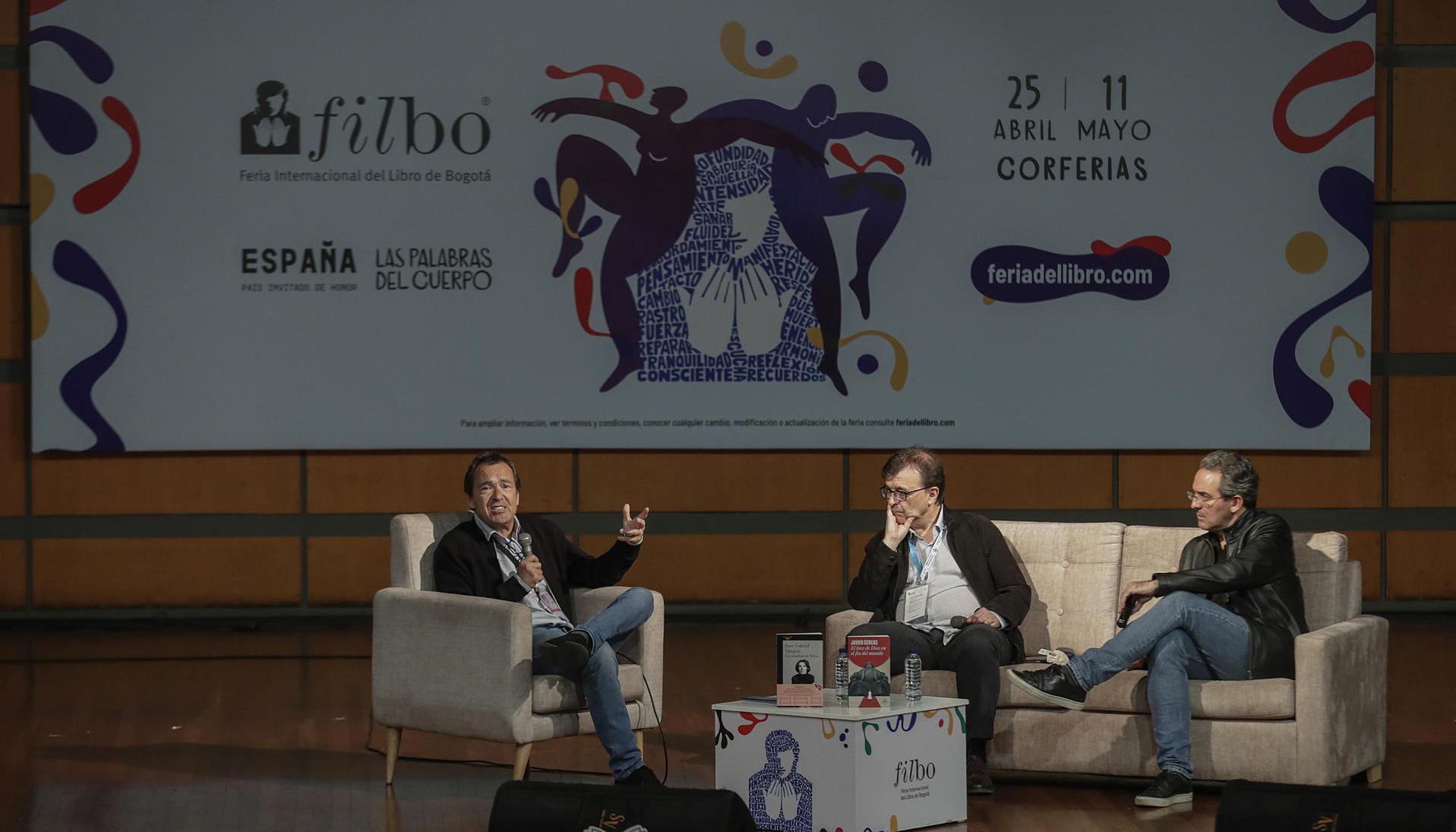 Los escritores Javier Cercas de España  y el colombiano Juan Gabriel Vásquez. 