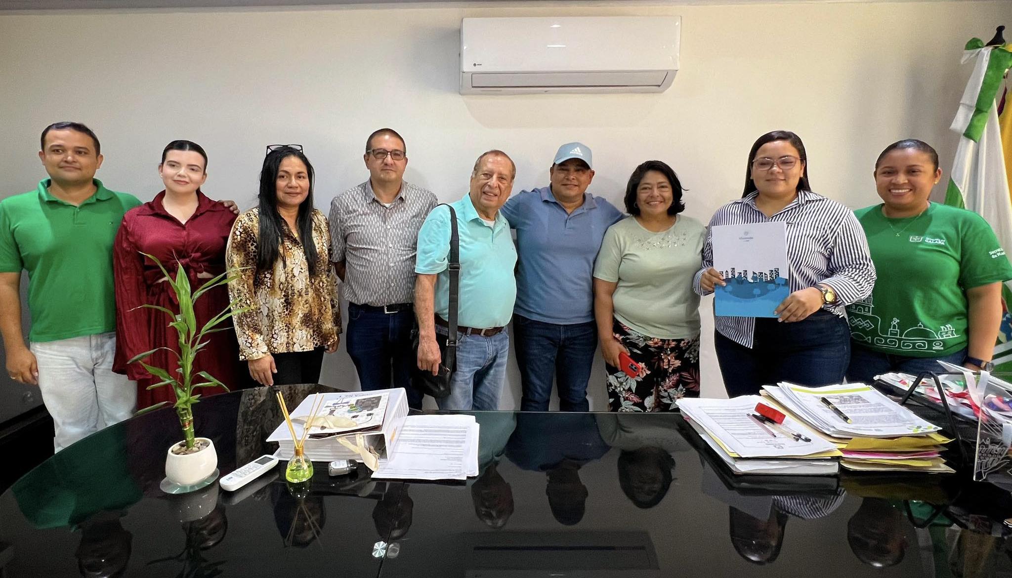 Autoridades municipales y del Gobierno nacional luego de la firma del acuerdo.