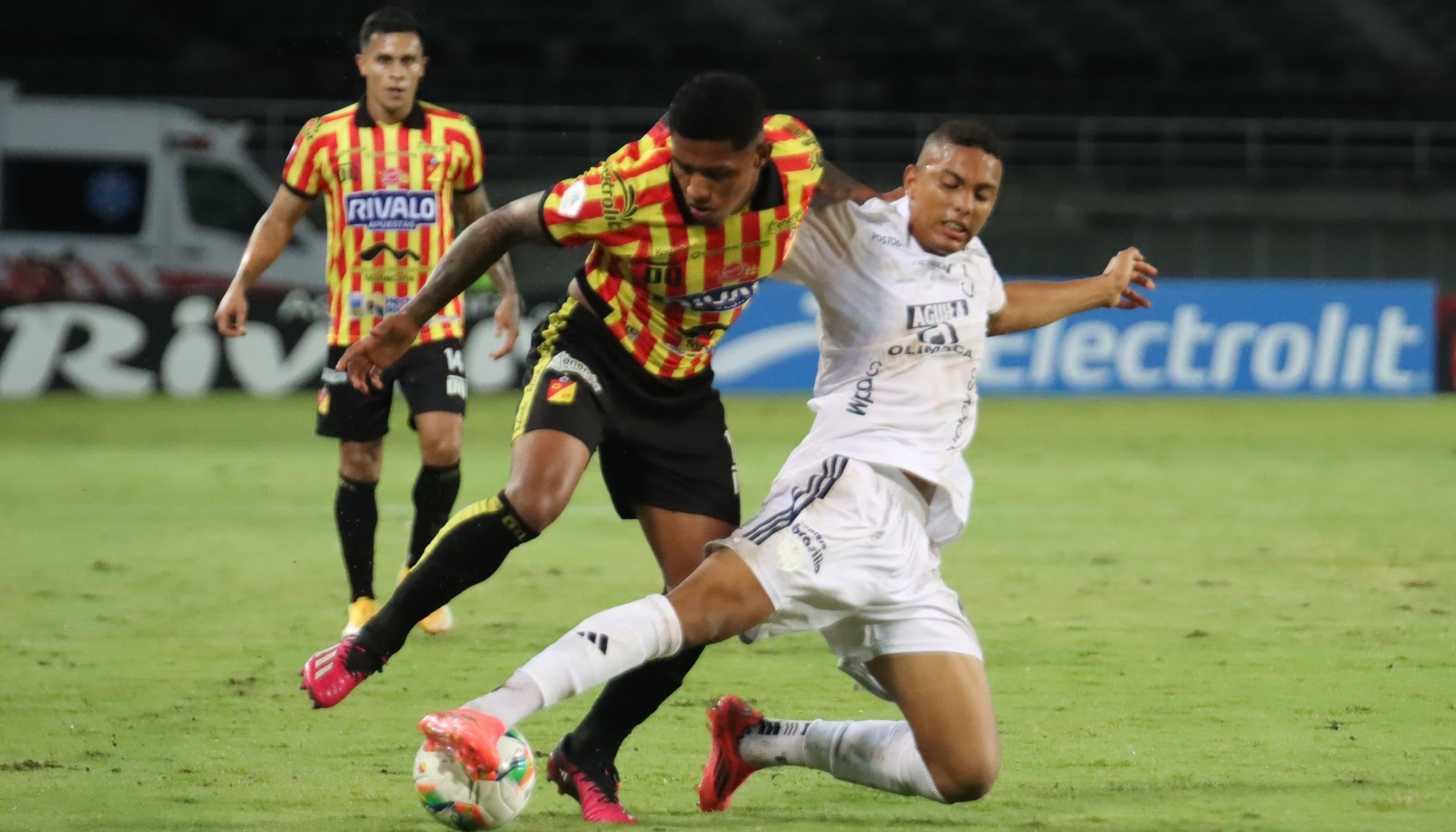 Jordan Barrera, quien fue inicialista con Junior, trata de impedir el avance de Jhon Largacha.