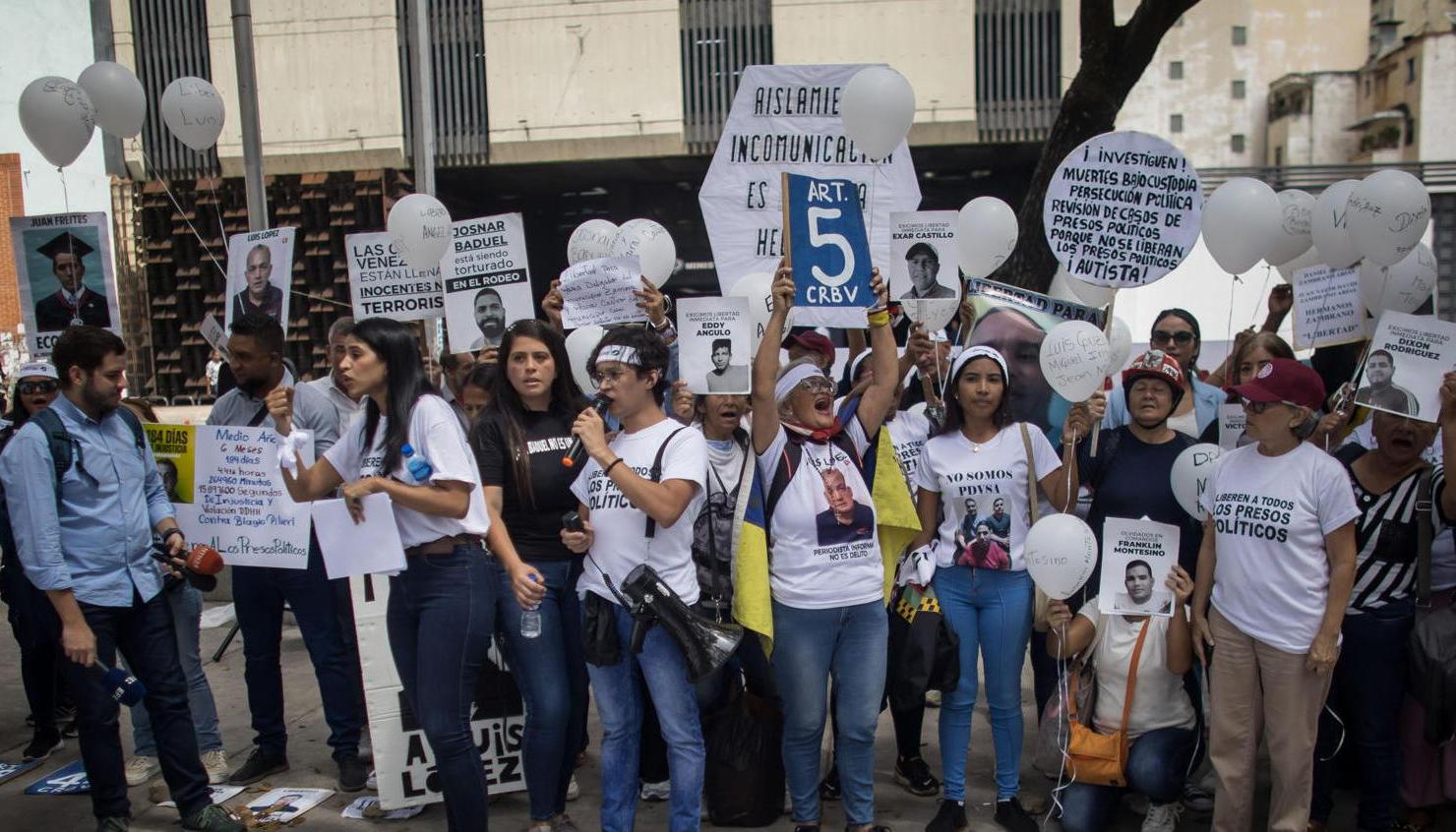 Manifestantes piden la libertad de todos los presos políticos en Venezuela.