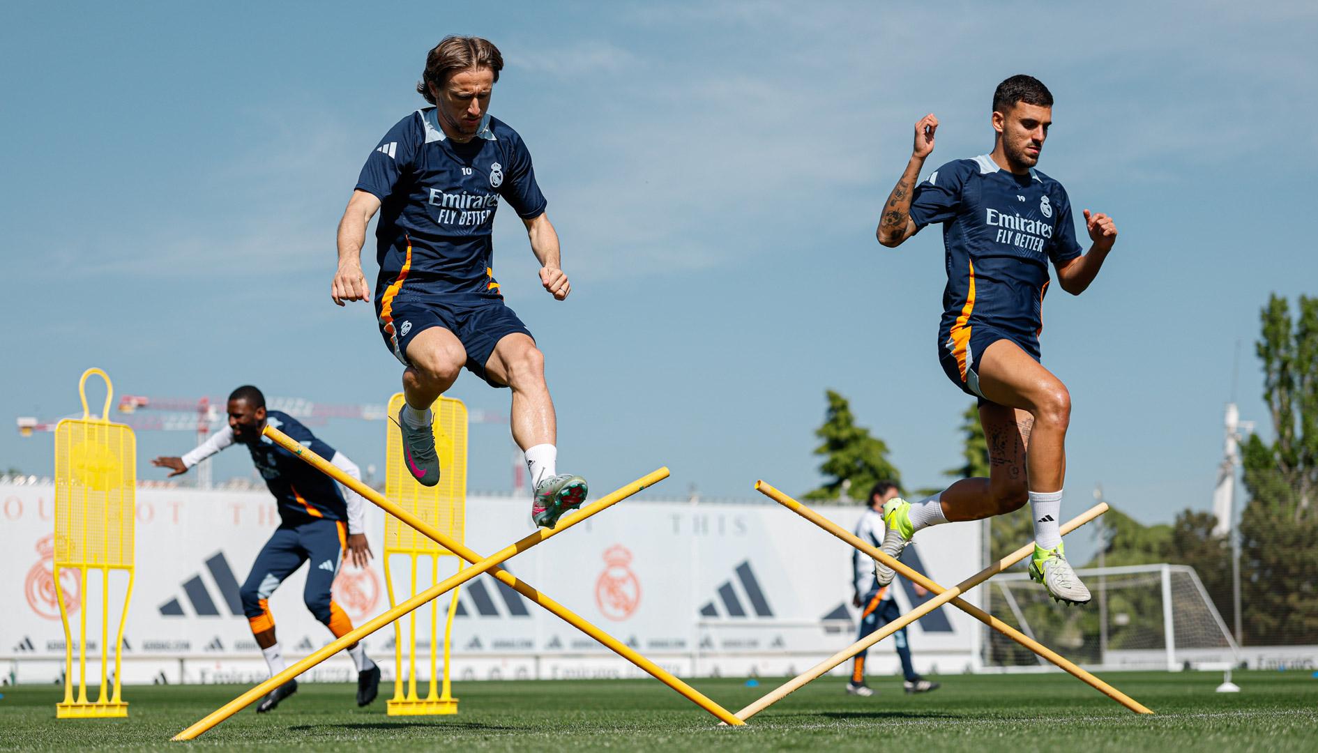 Luka Modric y Dani Ceballos, jugadores del Real Madrid, durante una práctica en Valdebebas.