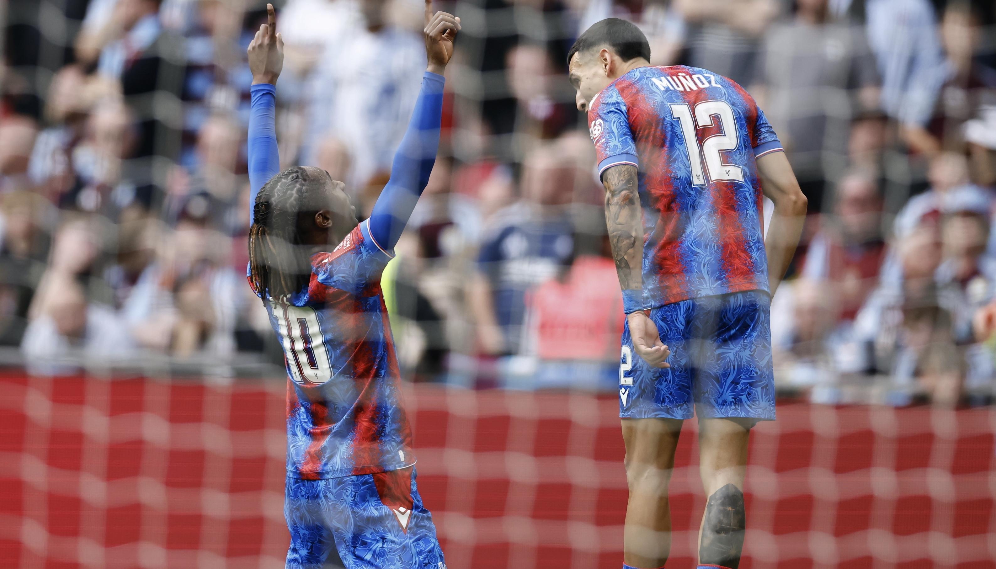Daniel Muñoz se acerca a felicitar a Eberechi Eze, autor del primer gol del Crystal Palace.