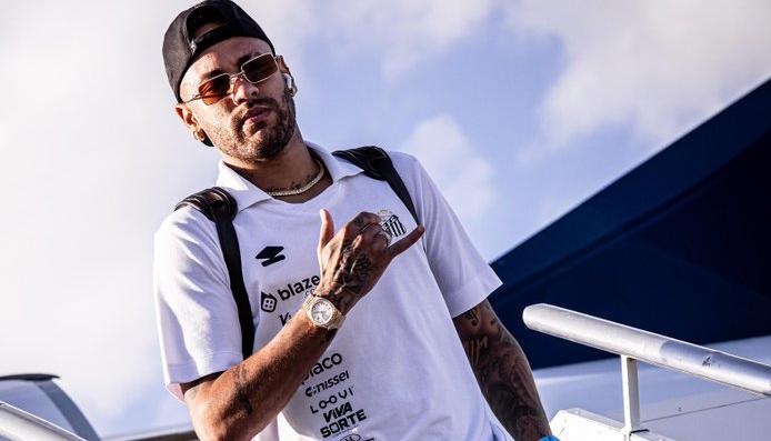 Neymar descendiendo del avión que llevó al Santos a Rio de Janeiro.