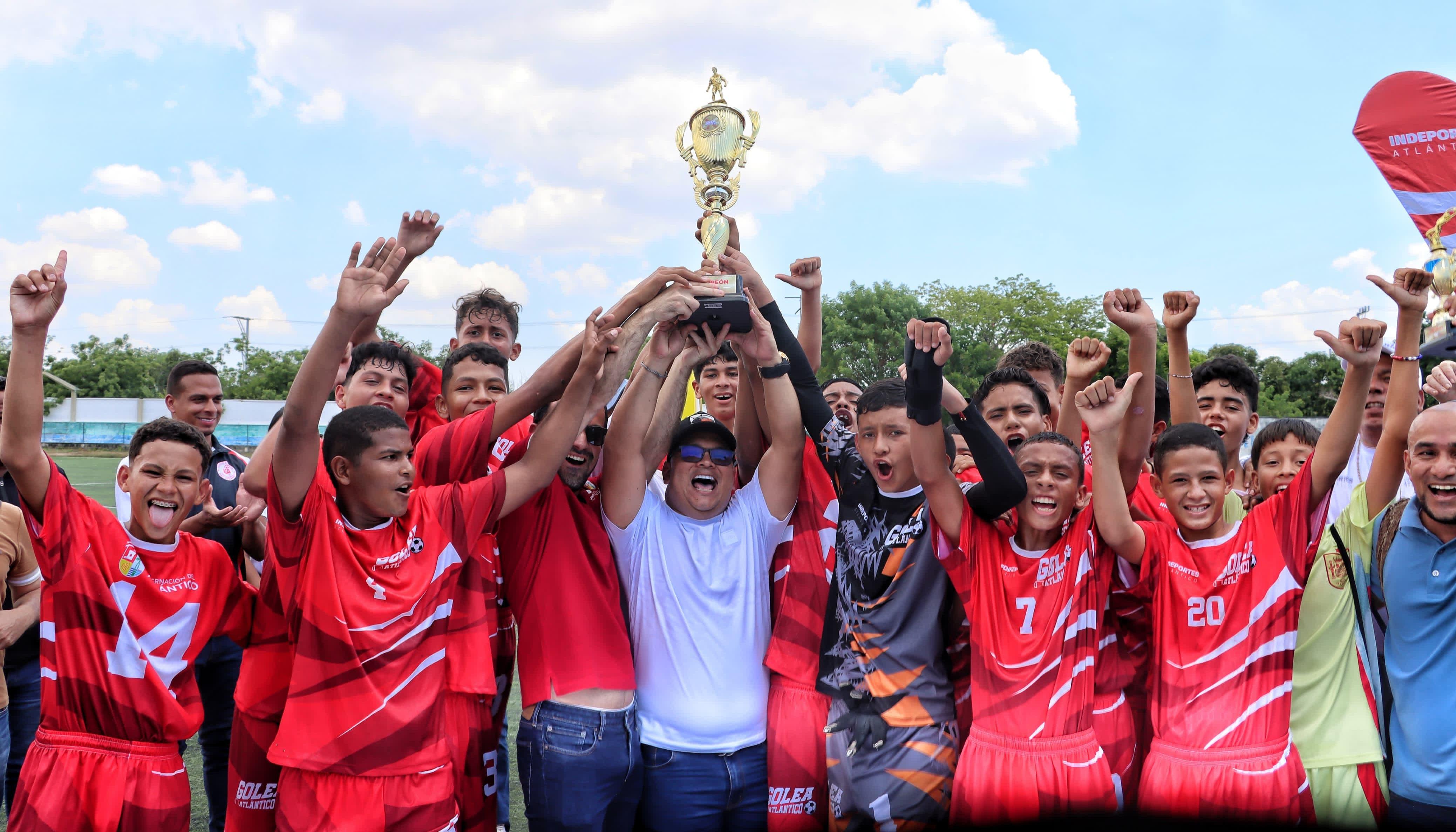 Los integrantes de Palmar de Varela tras recibir el trofeo de campeón.