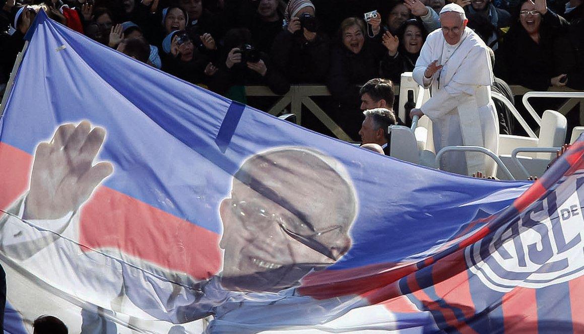 El Papa Francisco durante un homenaje que le rindió la hinchada de San Lorenzo.