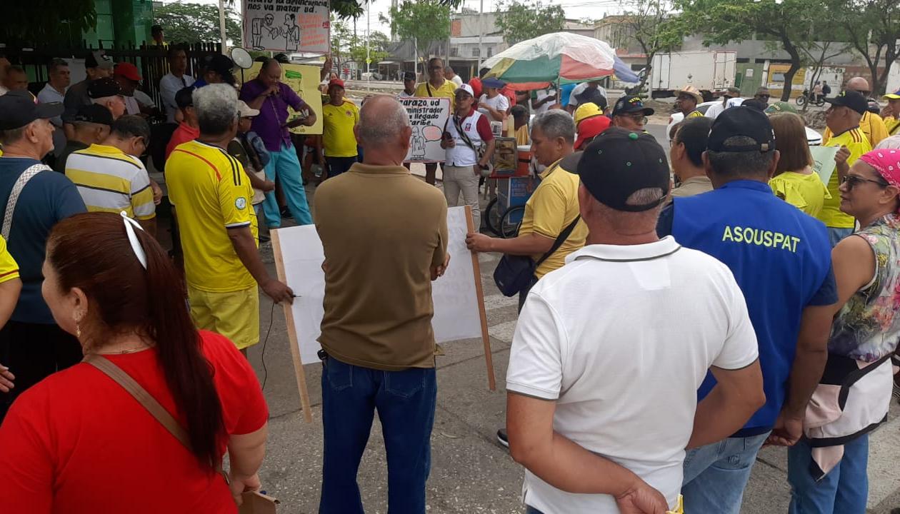Aspecto del plantón a las afueras de la Clínica de la Policía.