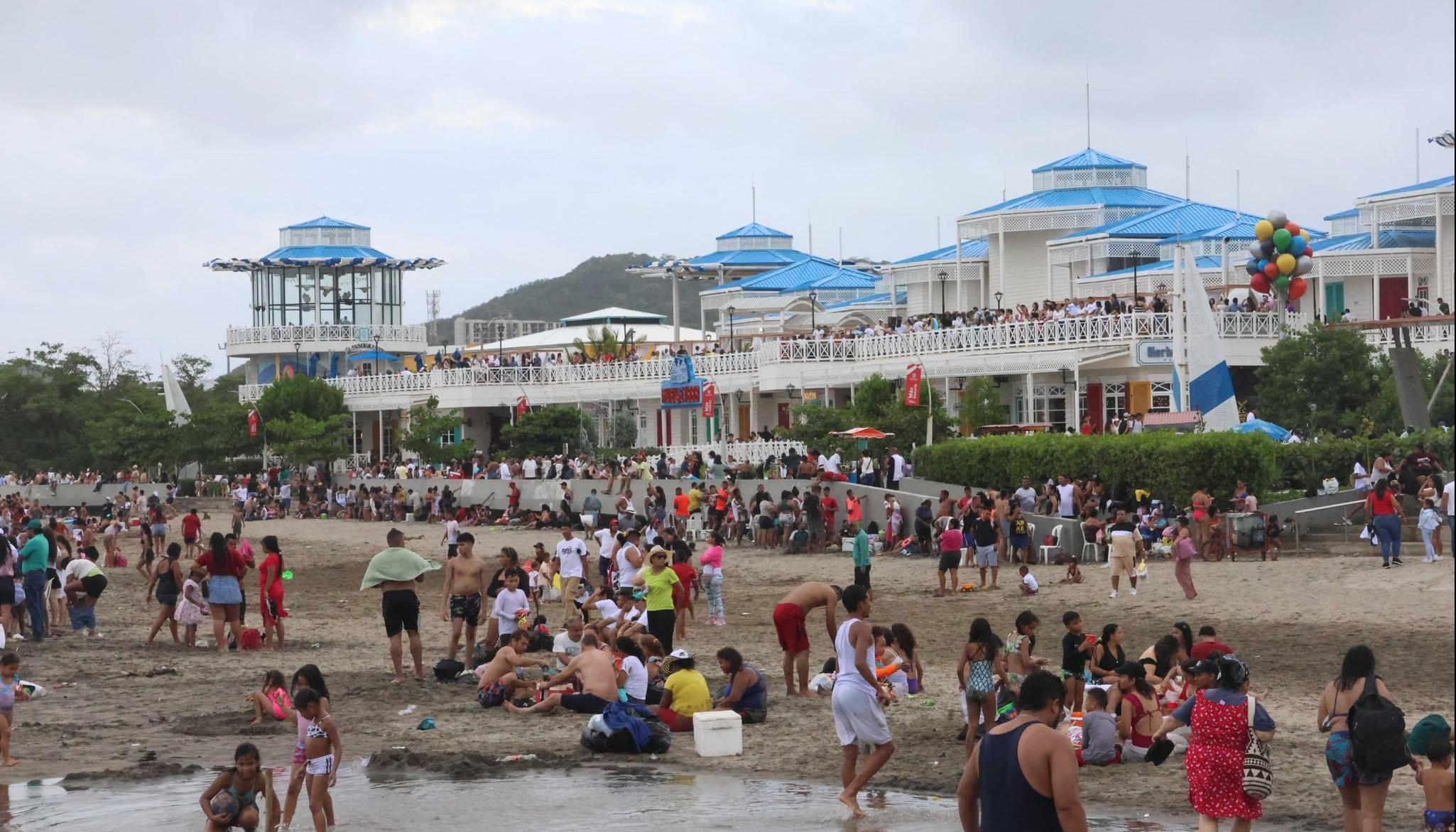 Visitantes en las playas de Puerto Colombia.