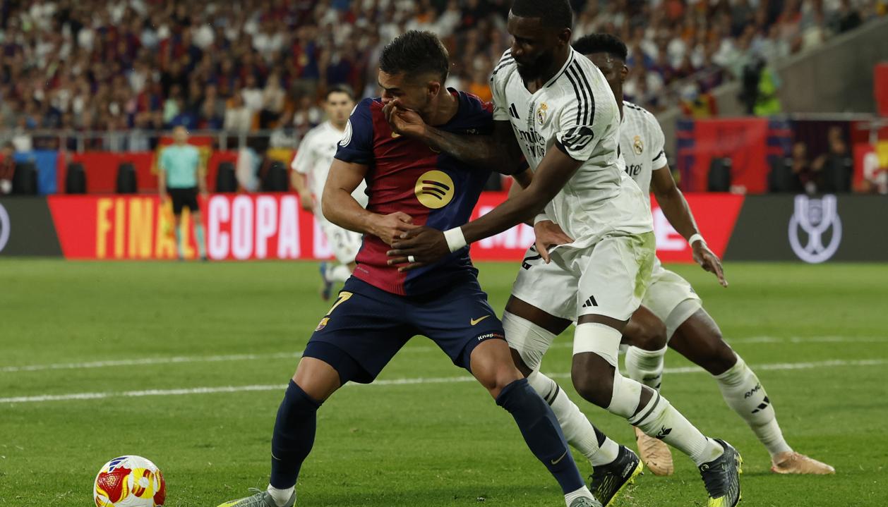 Antonio Rüdiger disputa el balón con Ferrán Torres, del Barcelona. 