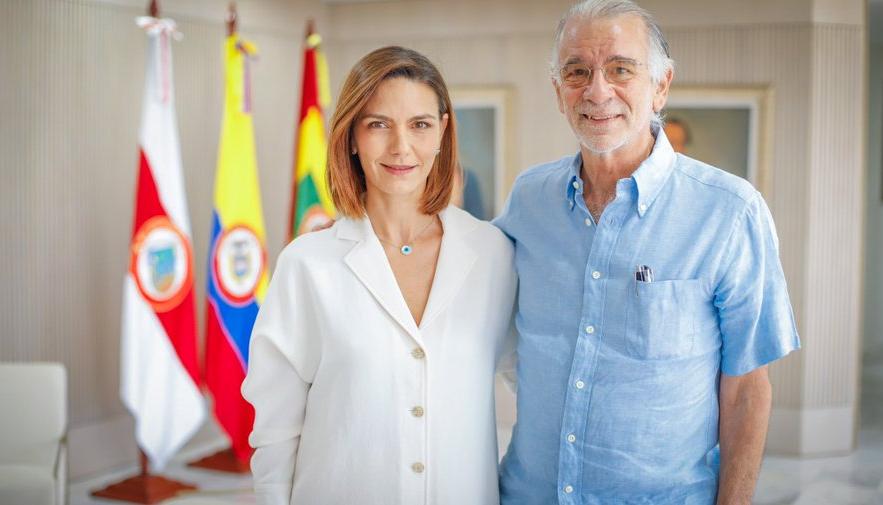 Cristina Espinoza Dávila junto al gobernador Eduardo Verano. 