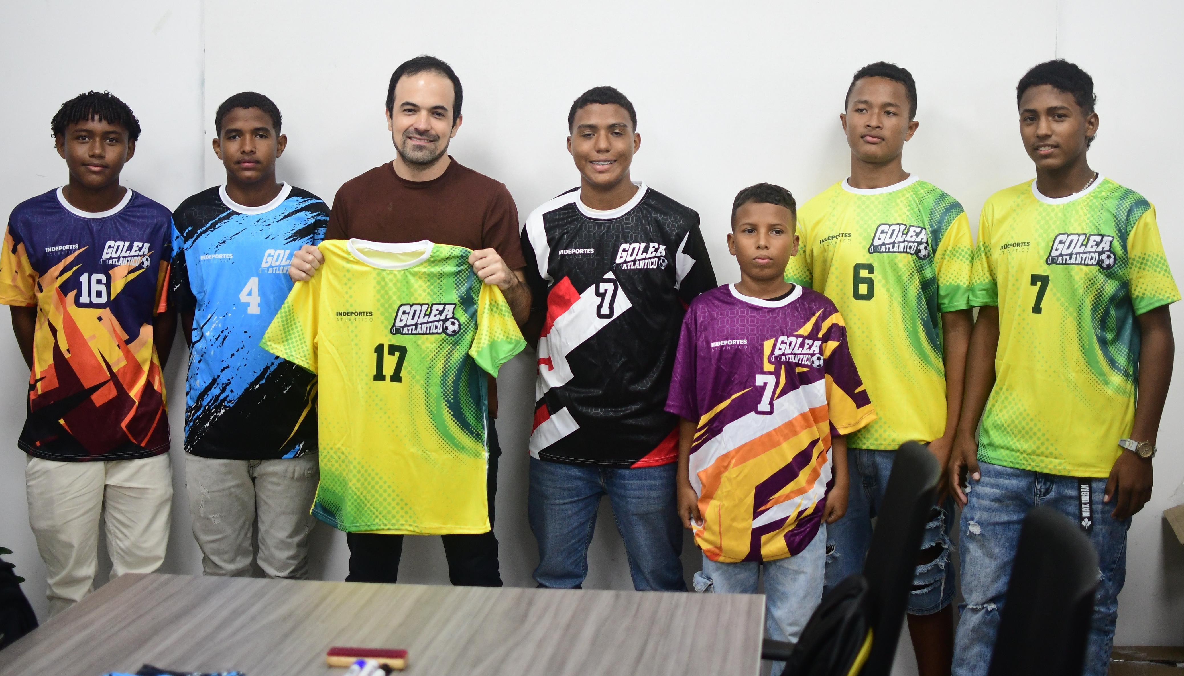 Iván Urquijo, director de Indeportes Atlántico, durante la entrega de uniformes a los equipos participantes. 