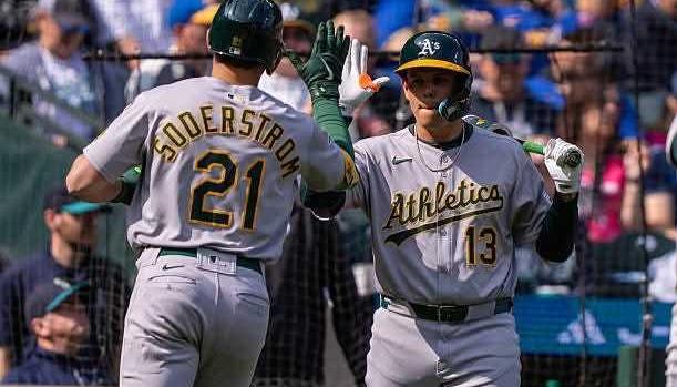 Gio Urshela se saluda con su compañero de equipo Tyler Soderstrom.
