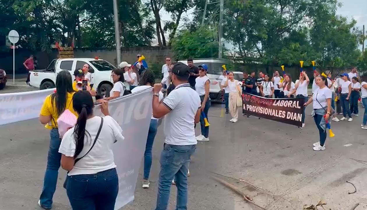 Funcionarios de la Dian protestando. 