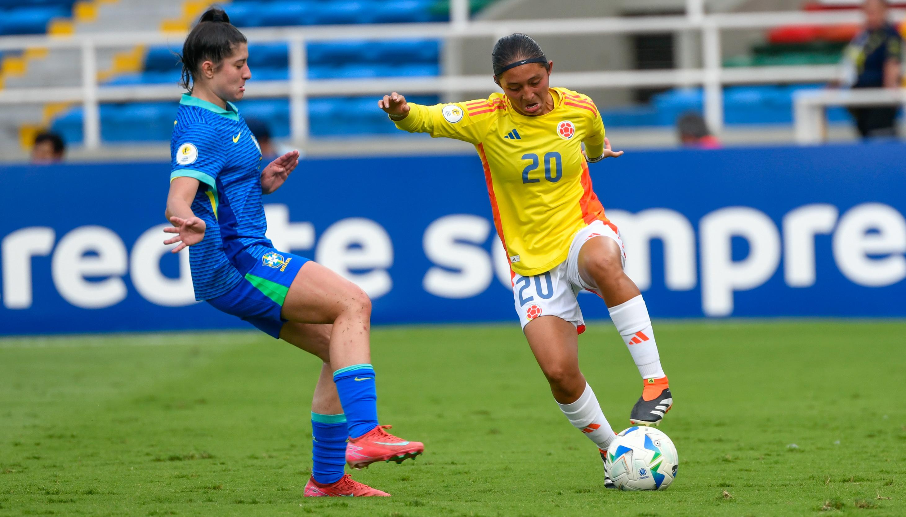 Acción de juego entre Colombia y Brasil en el estadio Pascual Guerrero de Cali.