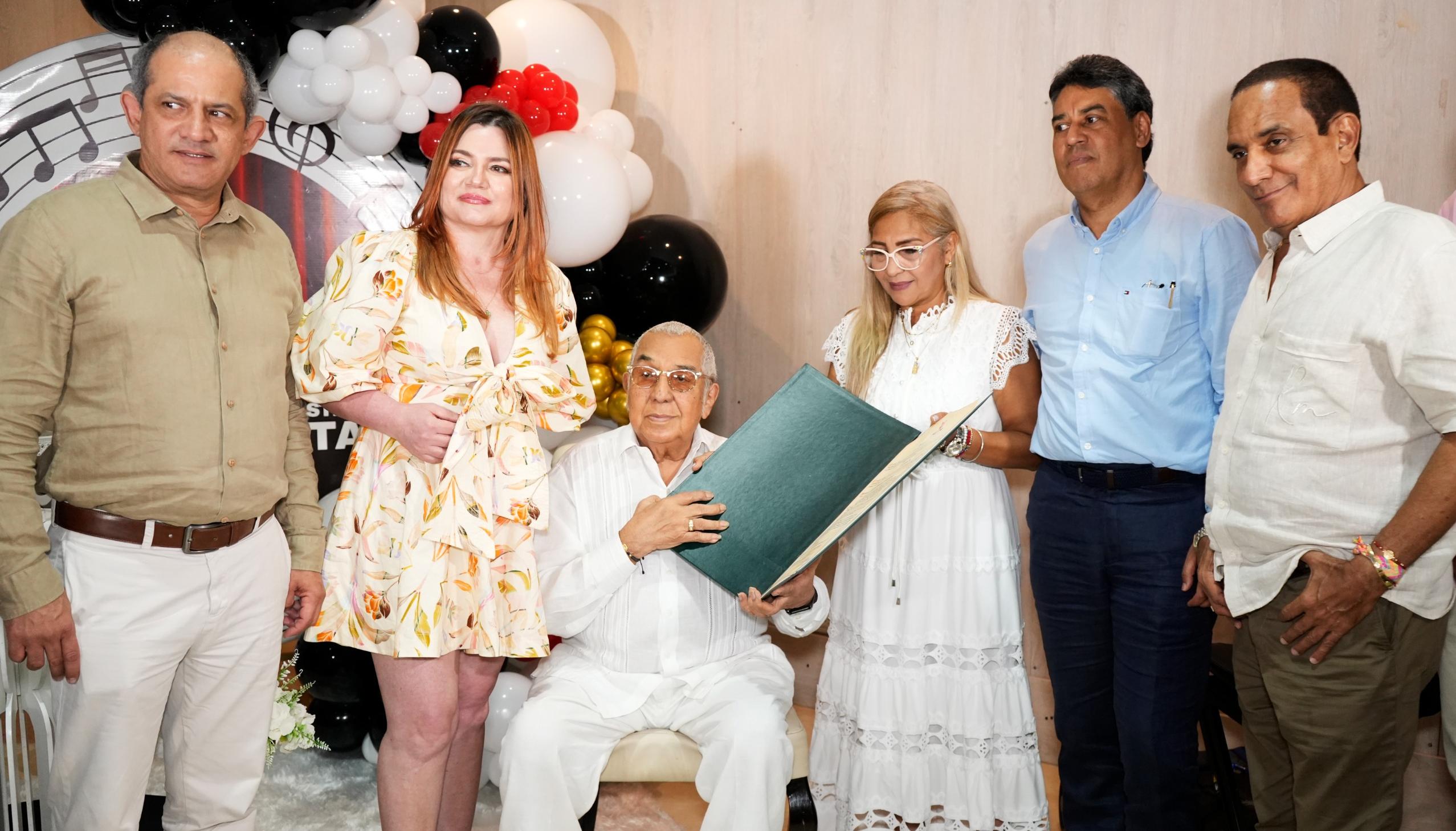 Alci Acosta recibiendo homenaje por parte de Syaco. 