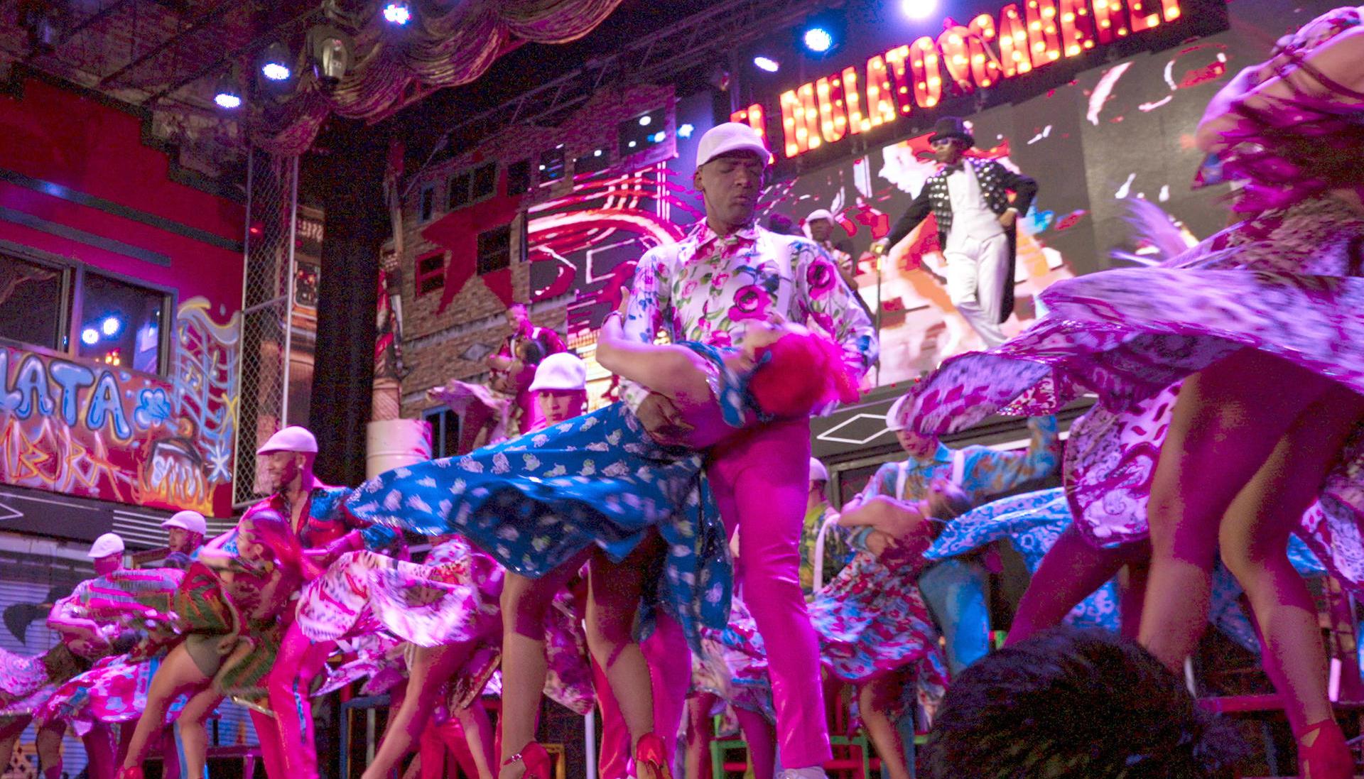 Bailarines durante una presentación en Cali.