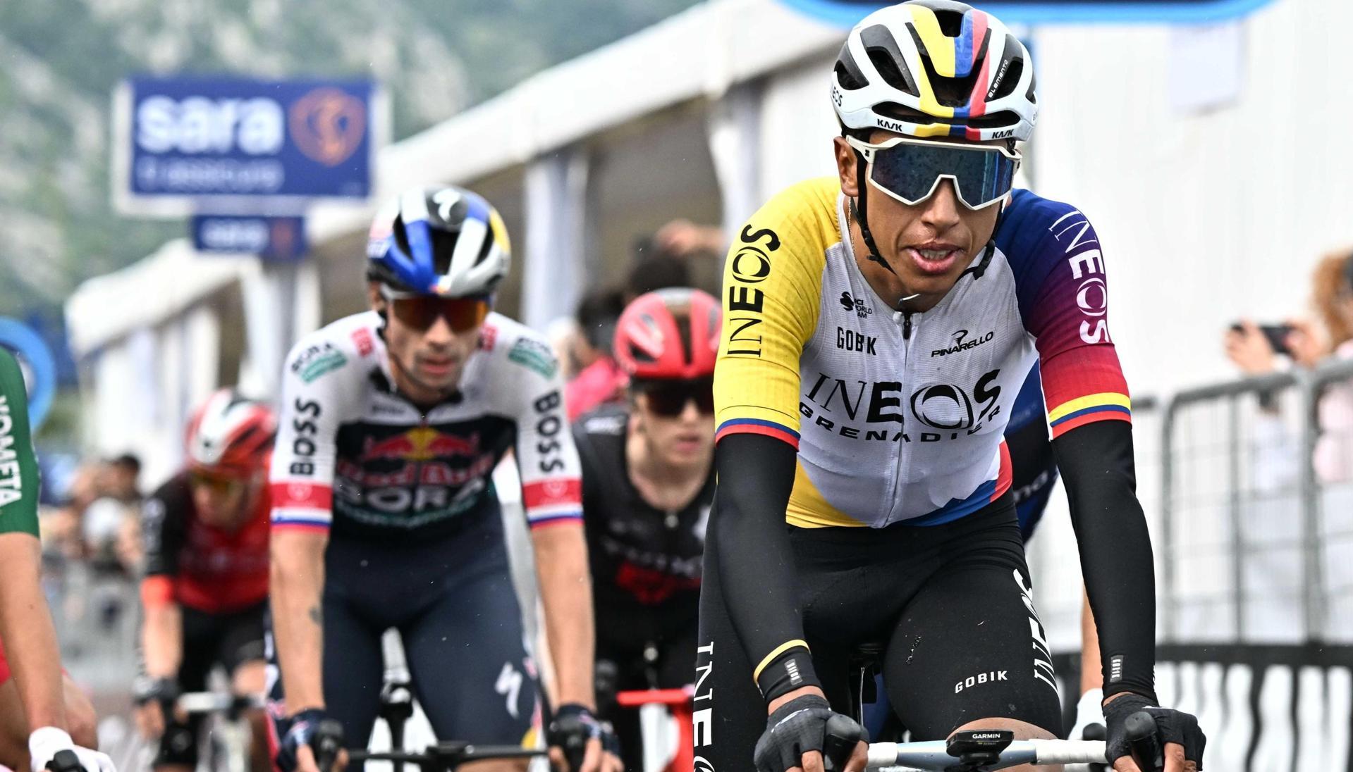 Egan Bernal durante la etapa 14 del Giro de Italia 2025.