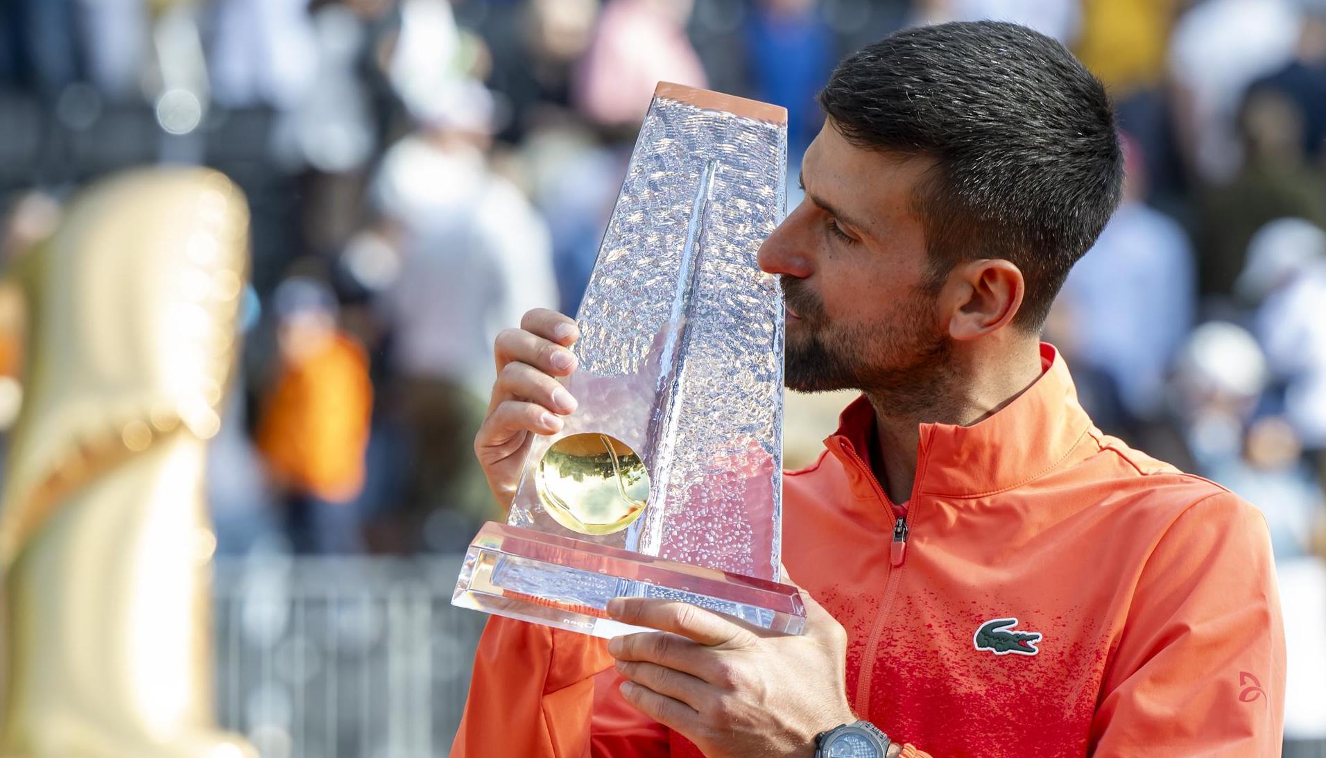 Novak Djokovic besando el trofeo de campeón de Ginebra.