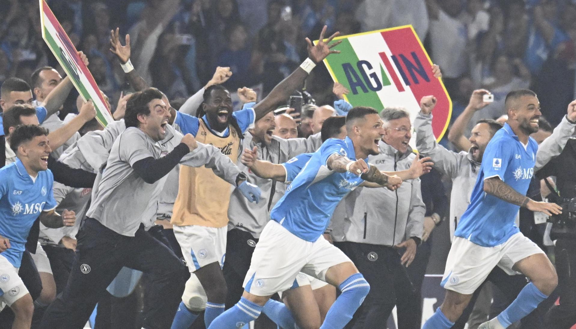 Jugadores del Napoli celebran el título de Serie A.
