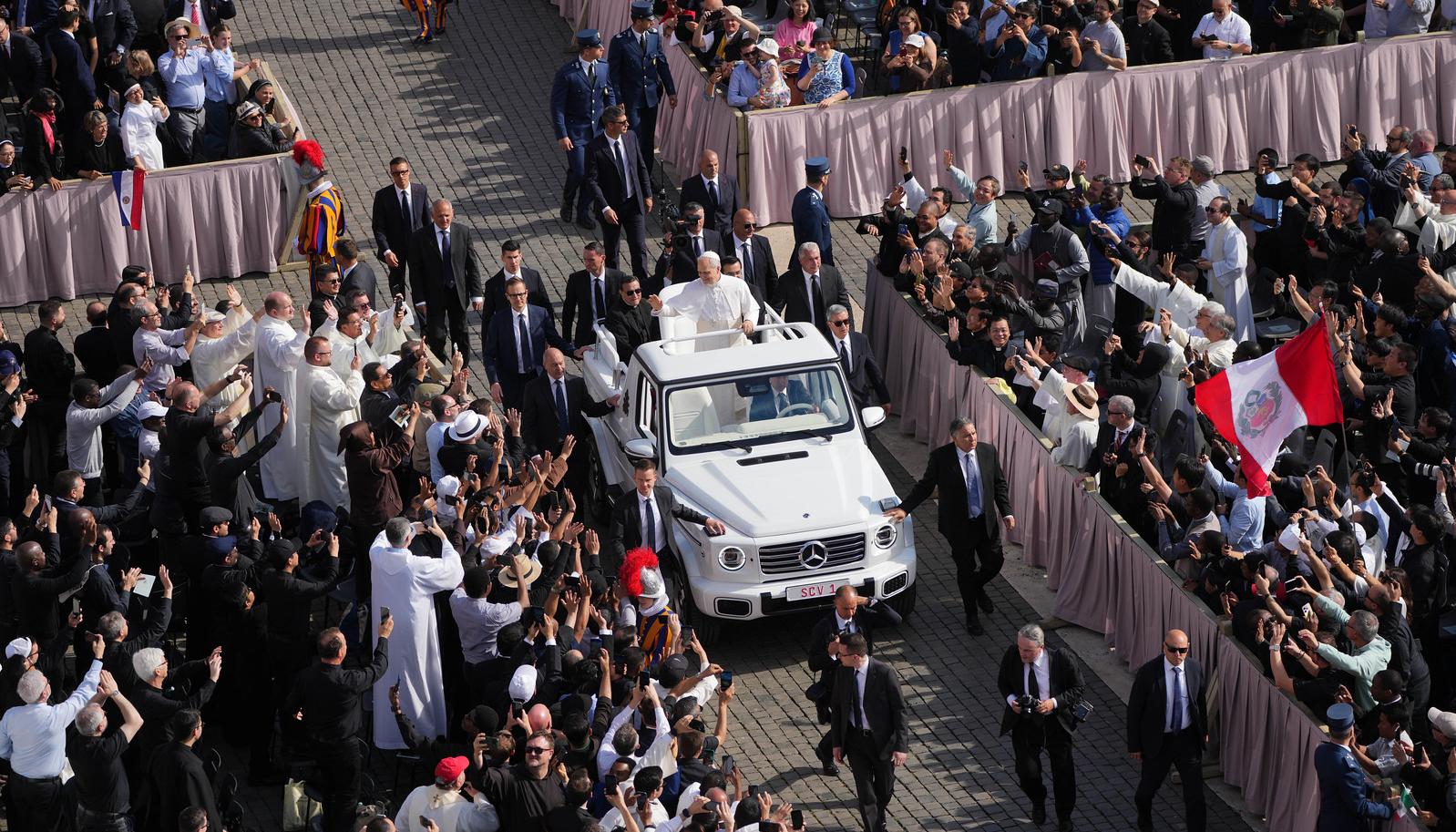 El Papa León saludando a la multitud. 