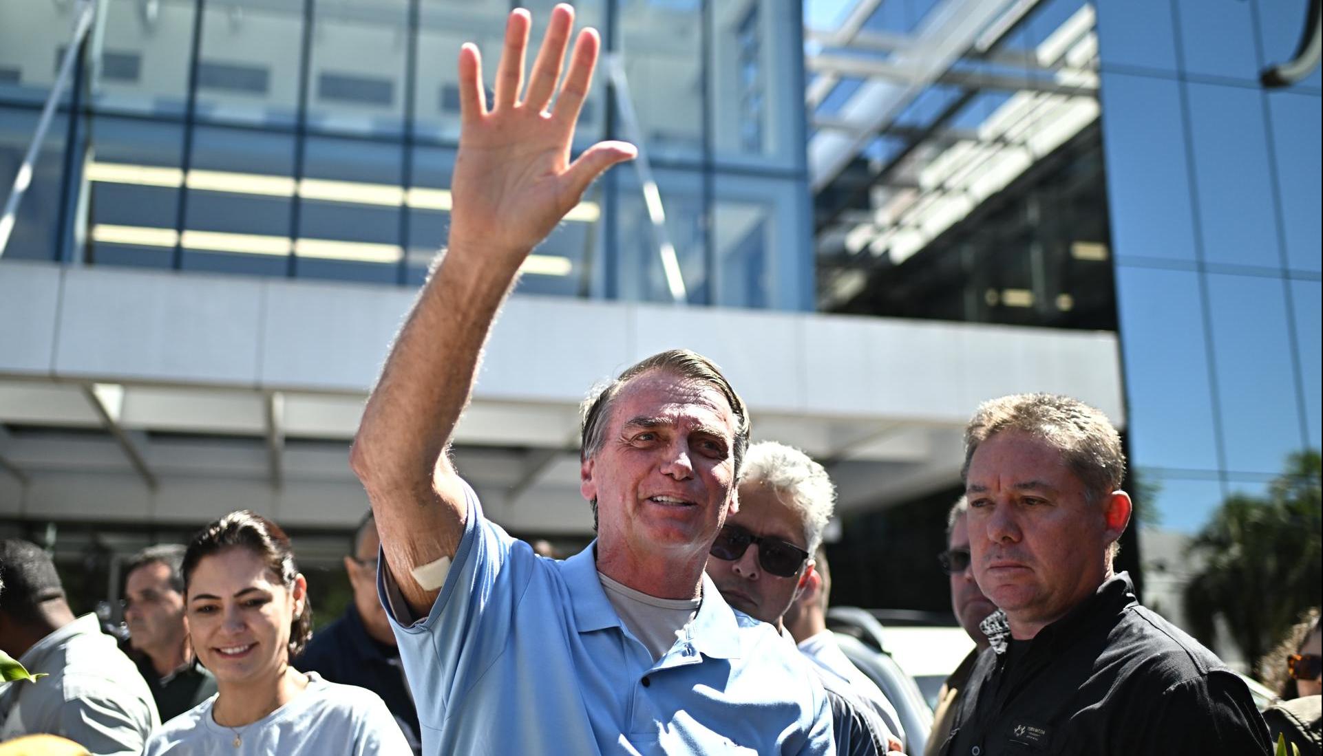 Jair Bolsonaro saliendo del Hospital DF Star en Brasilia.