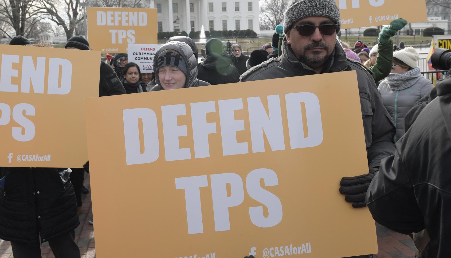 Migrantes protestan a favor del estatus de protección temporal (TPS) en Washington.