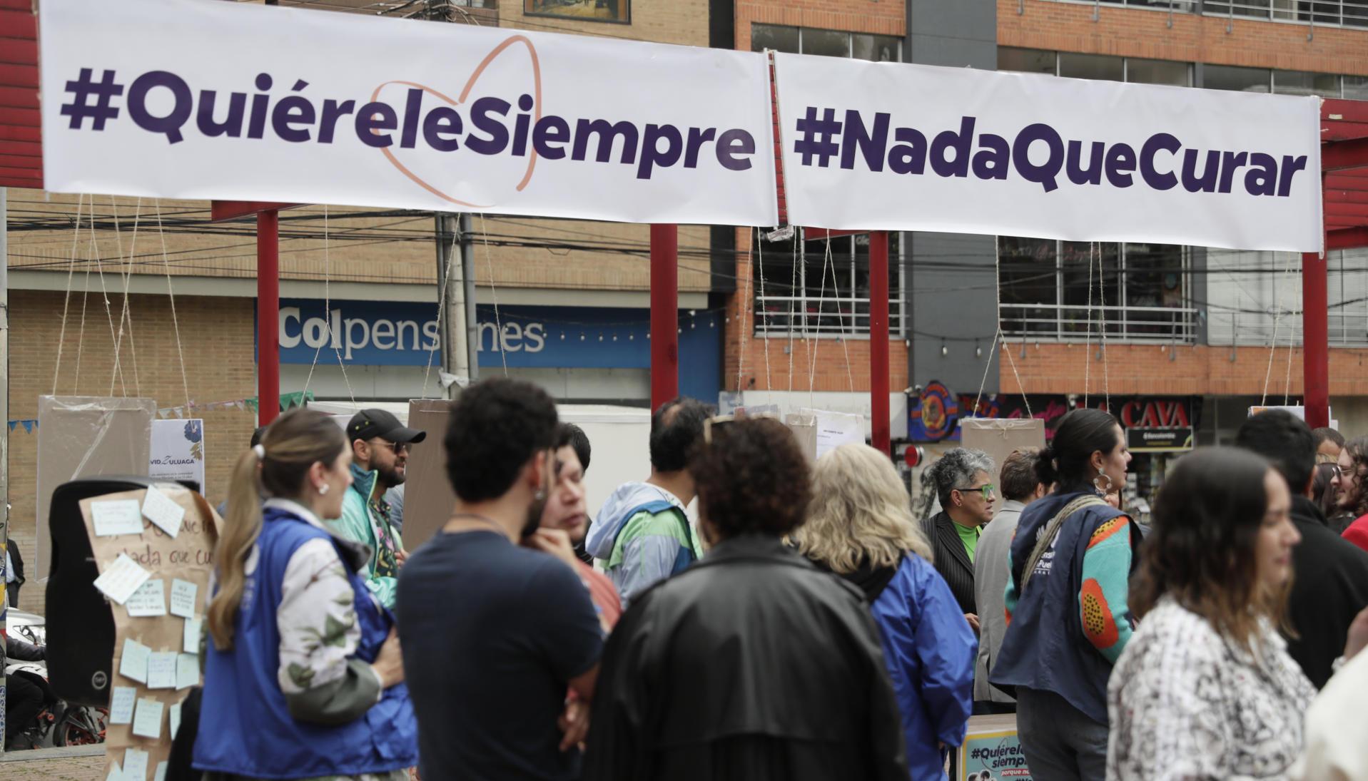 Personas asisten a una exposición durante la conmemoración del Día Internacional contra la Homofobia, la Transfobia y la Bifobia.