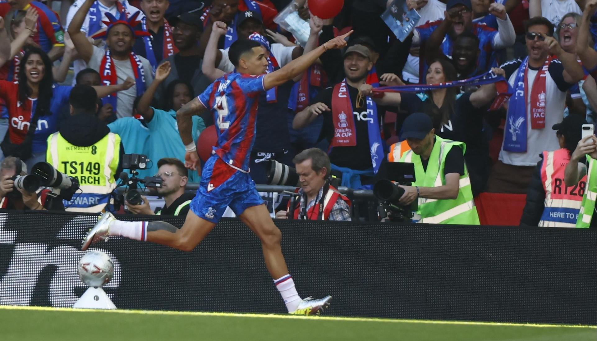 Daniel Muñoz celebrando su gol anulado en la final de FA Cup.