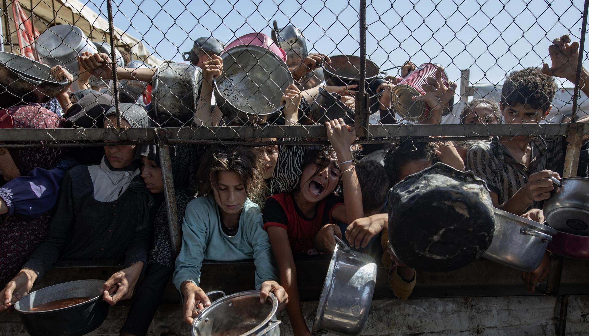 Palestinos desplazados en Jan Yunis.