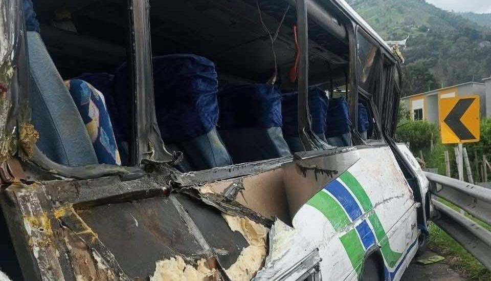 Aspecto del bus tras el accidente. 