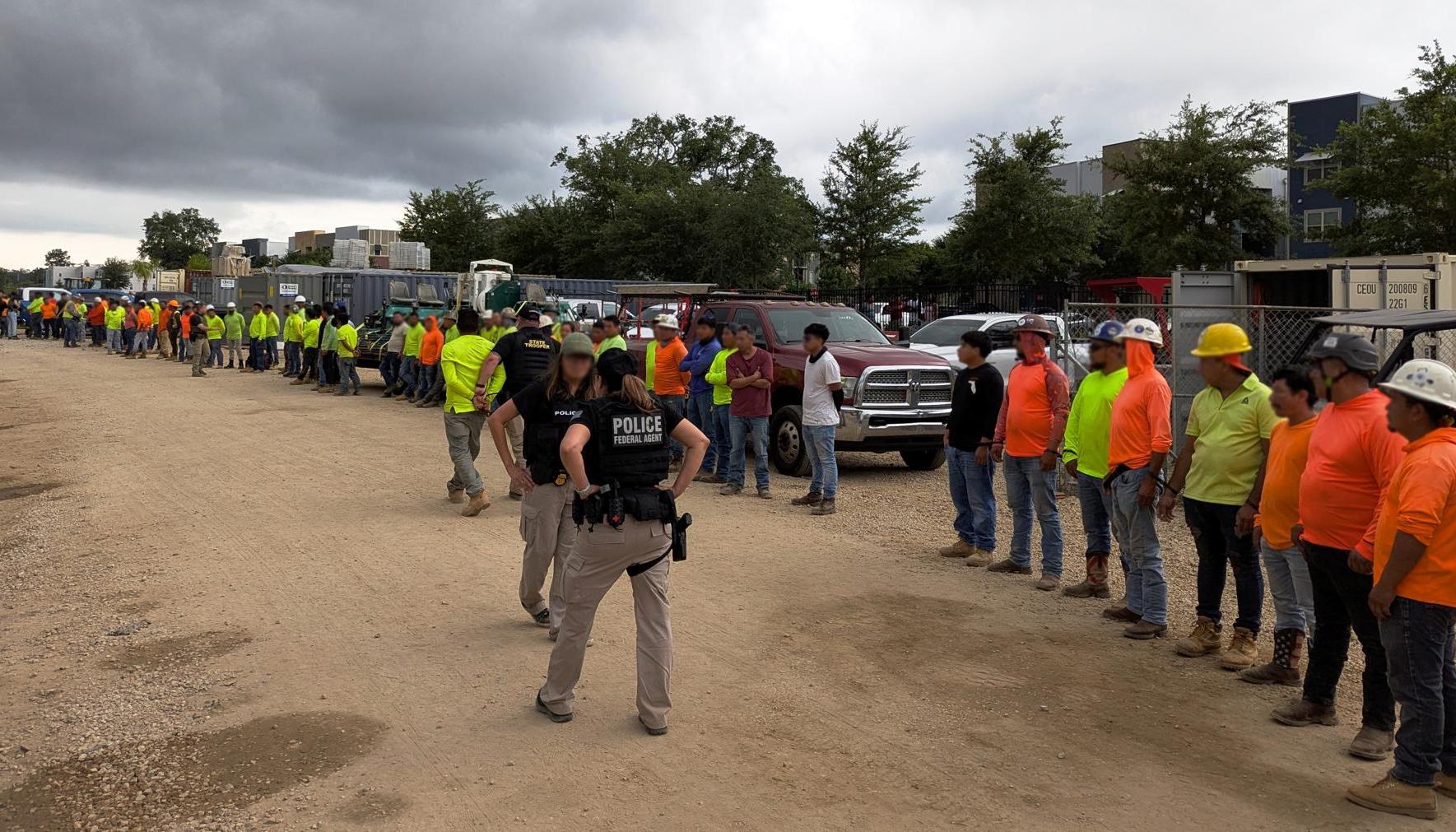 Momento del arresto en una obra de construcción en Tallahassee.