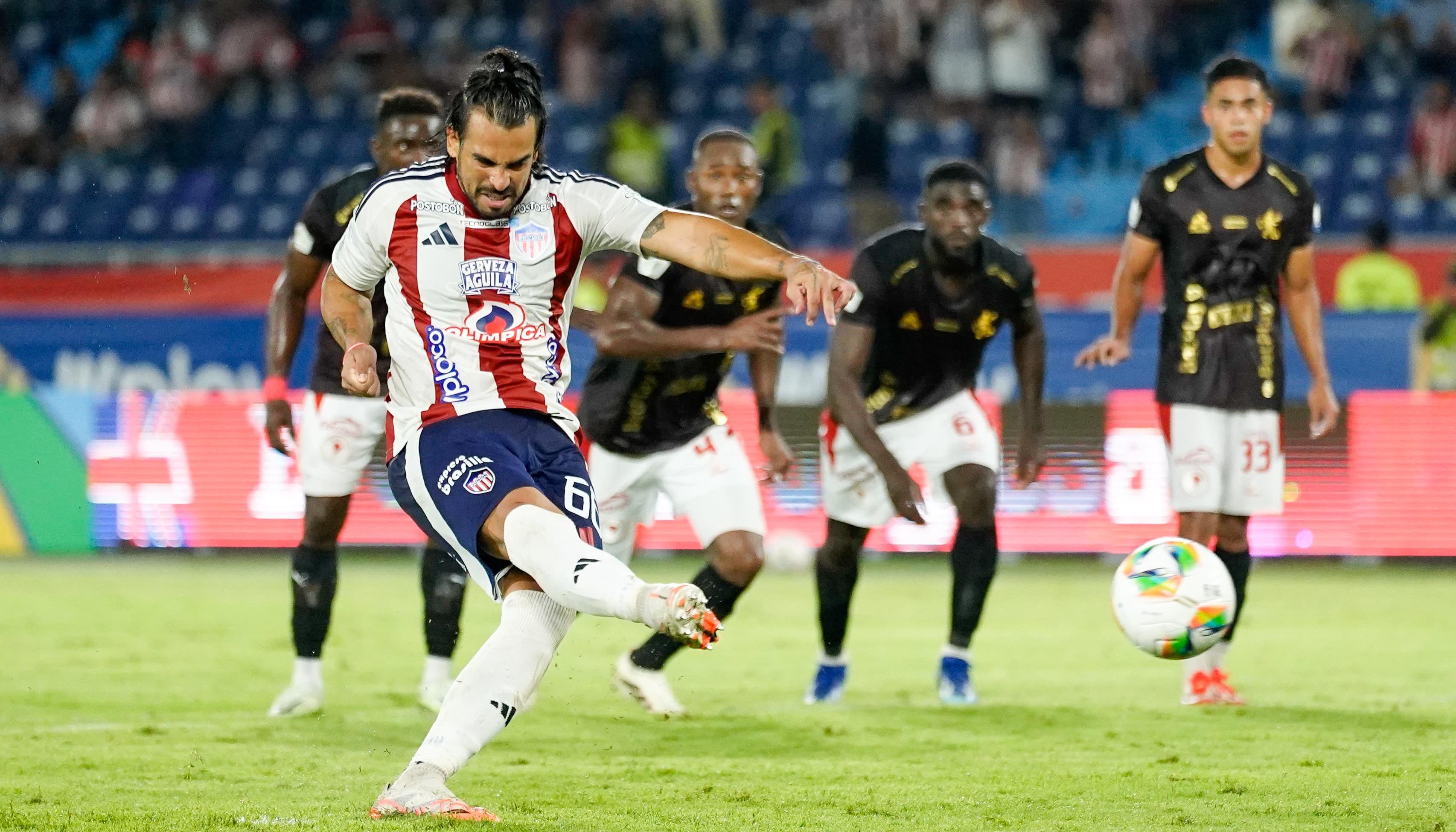 Javier Báez desperdició un penal para Junior.