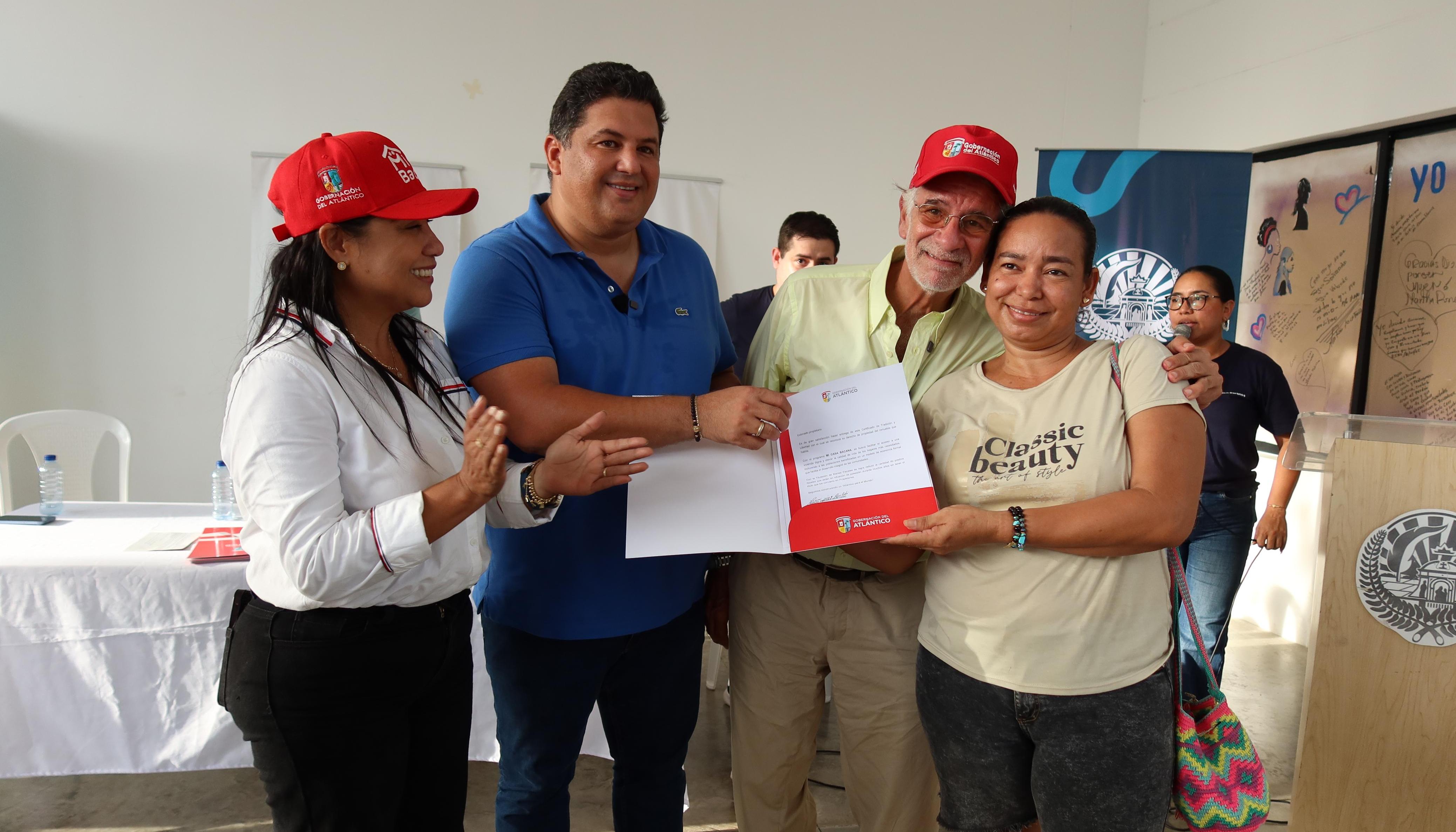 La Subsecretaria de Vivienda y Electrificación Rural, Rocío Jiménez; el alcalde Edinson Palma y el Gobernador Eduardo Verano con una beneficiaria. 