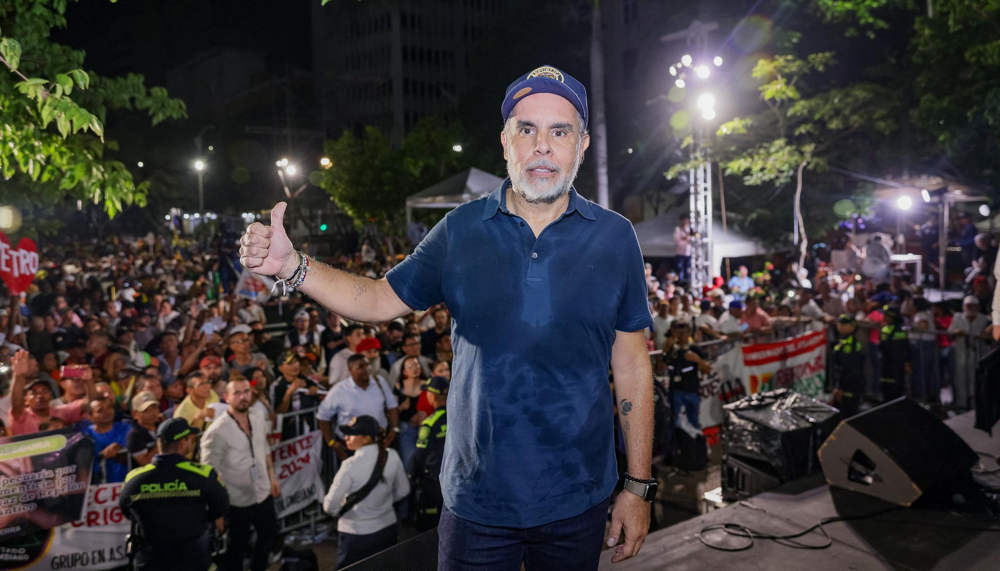 El Ministro del Interior, Armando Benedetti, en el cabildo popular realizado en Barranquilla.