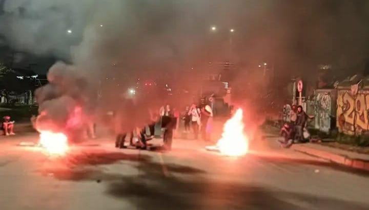 Bloqueo con quemas de llantas en Bogotá. 