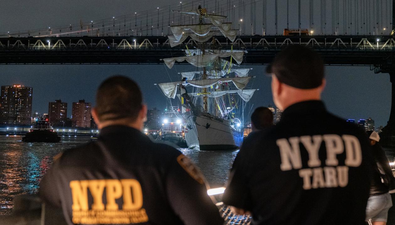 Las autoridades tras el choque.