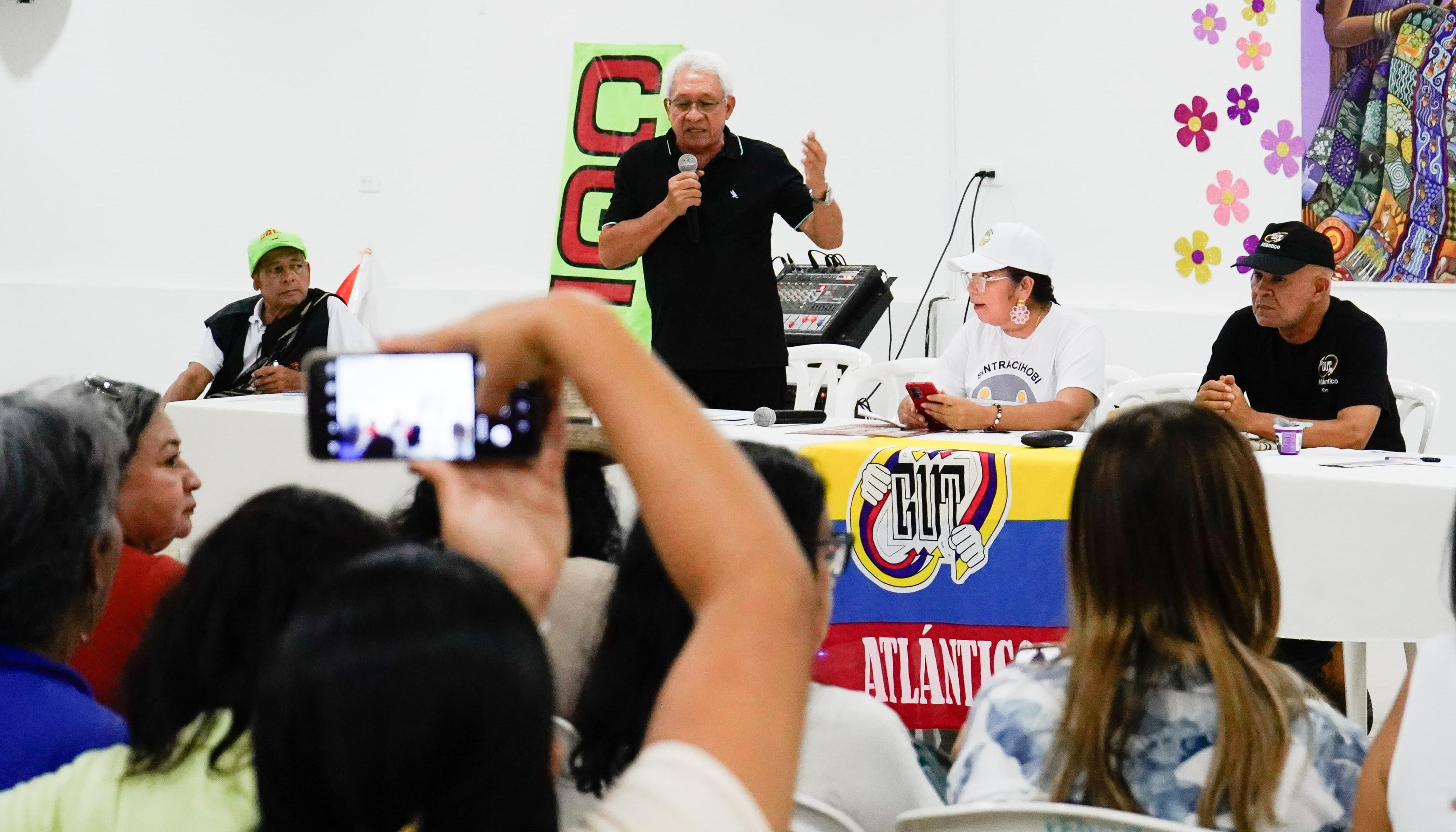 Cabildo popular en la sede de ADEA, en el norte de Barranquilla.