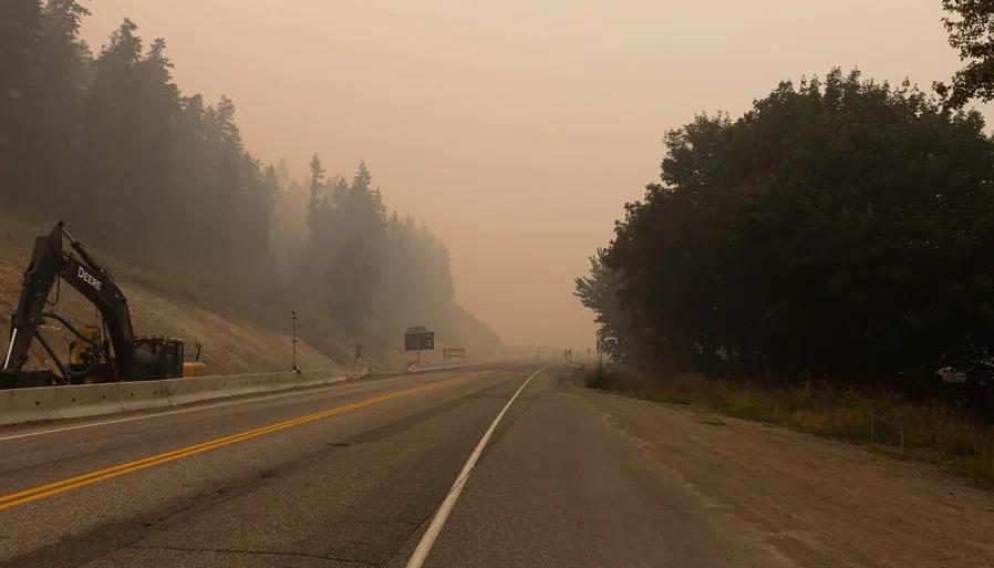 Humo en carretera de Canadá debido a los incendios forestales.