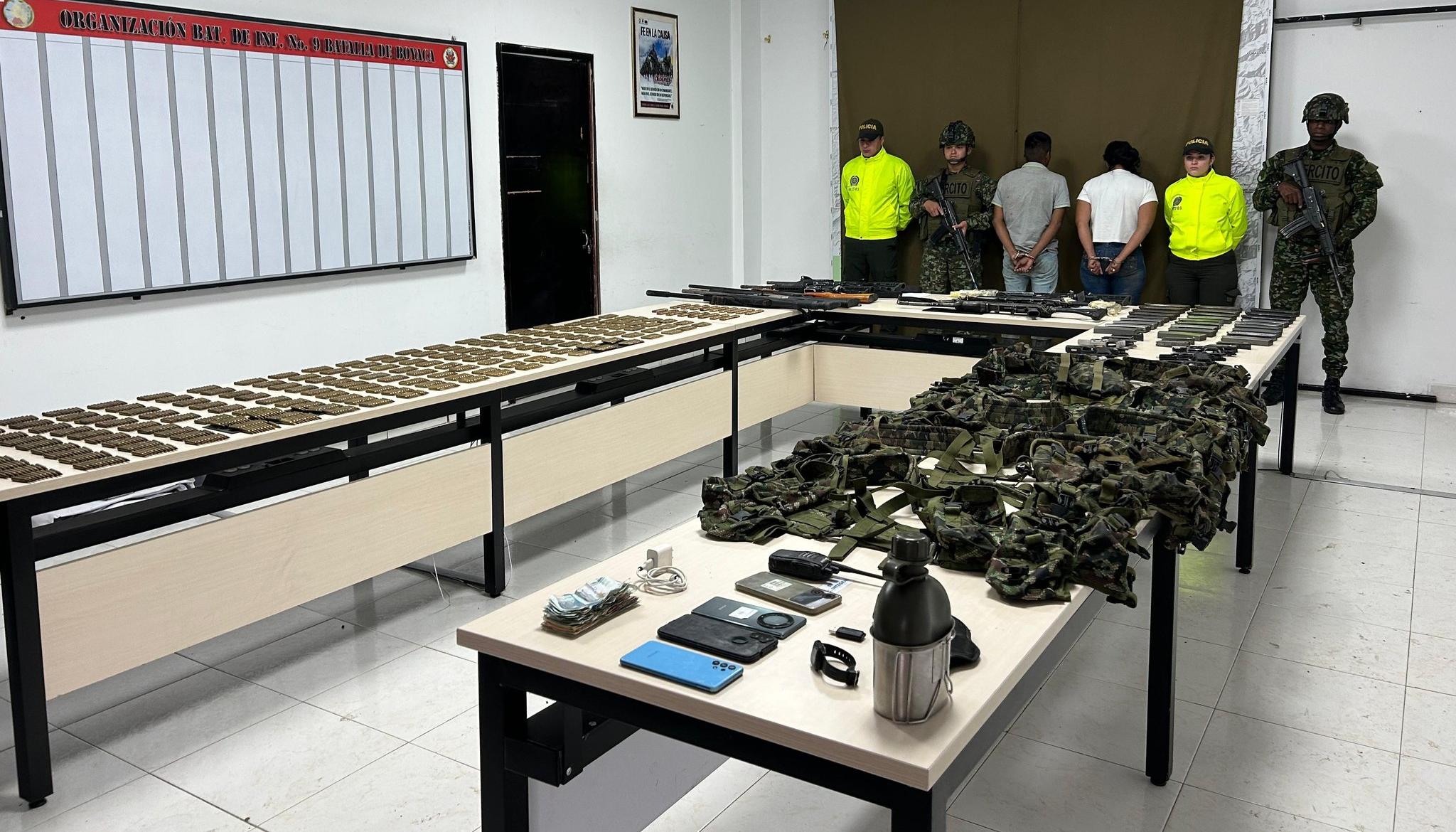 Capturados y armas incautadas.
