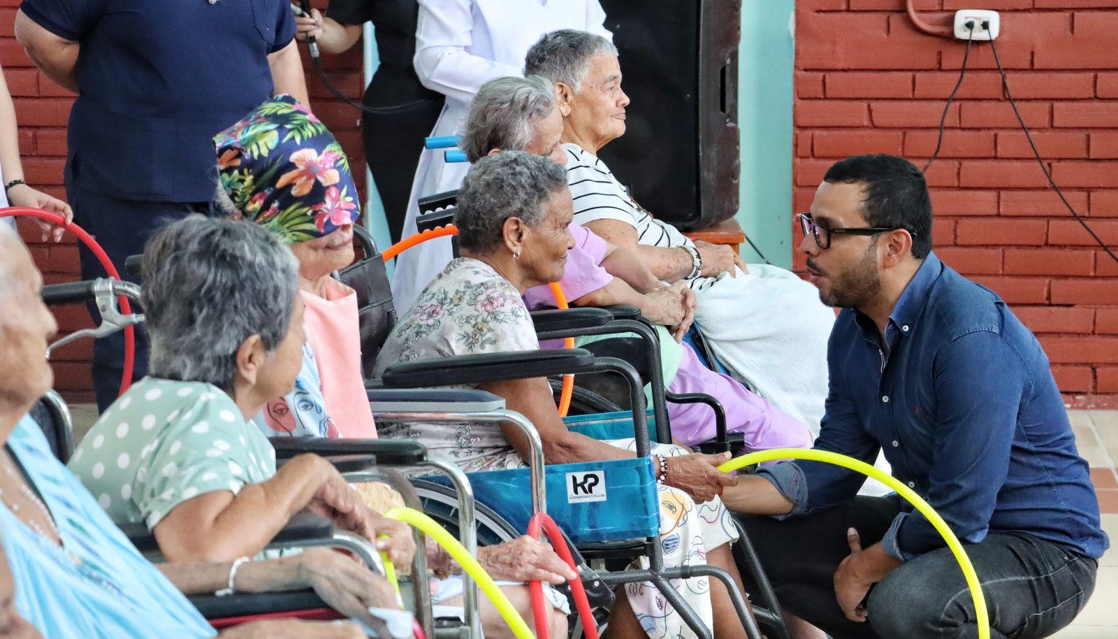 Wilson Quimbayo, gerente de Capital Social, durante un recorrido por las instituciones beneficiadas.