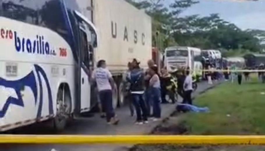 Hombre murió a un lado de la vía.