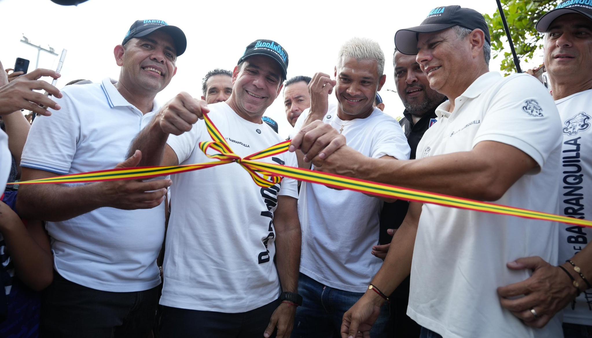 El alcalde Alejandro Char con Teófilo Gutiérrez inaugurando el parque de La Pradera.