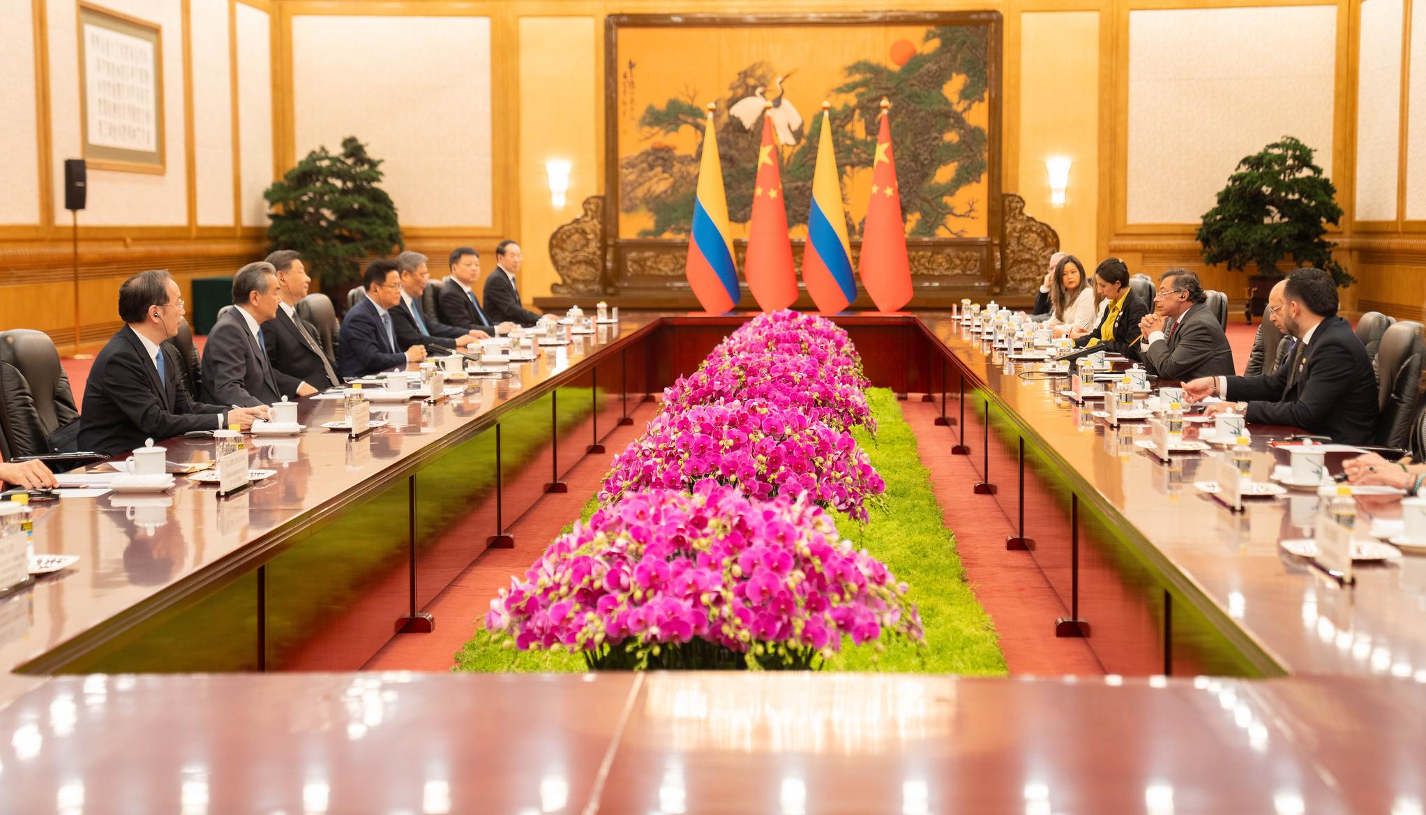 Reunión de los Gobiernos de China y Colombia.