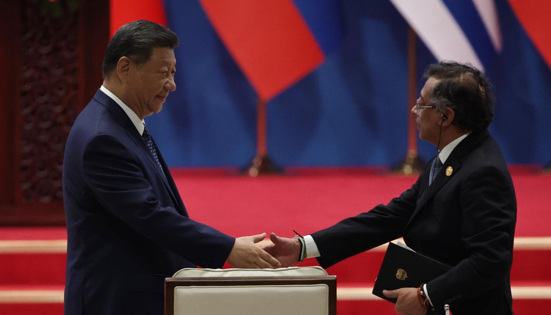 Presidente chino Xi Jinping (i) mientras saluda a su homólogo colombiano Gustavo Petro (d).