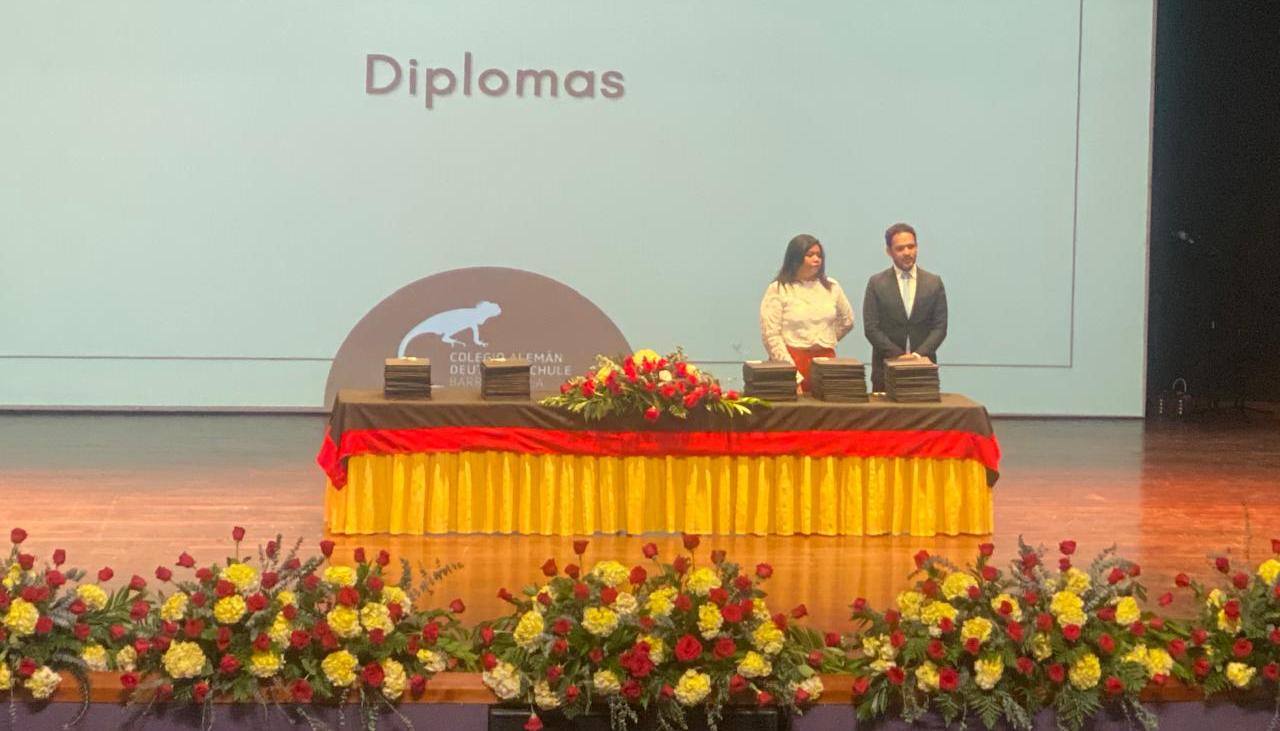 Los funcionarios administrativos que entregaron los diplomas.