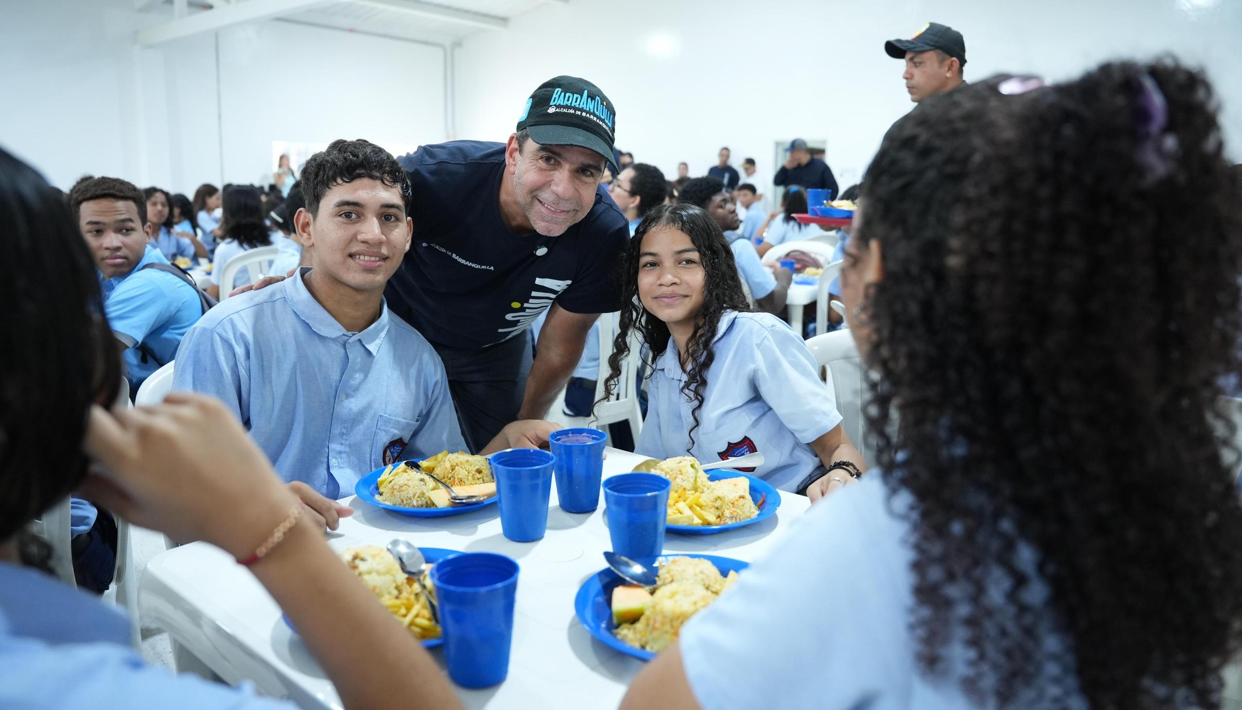 Alcalde Char en la entrega del nuevo comedor escolar.