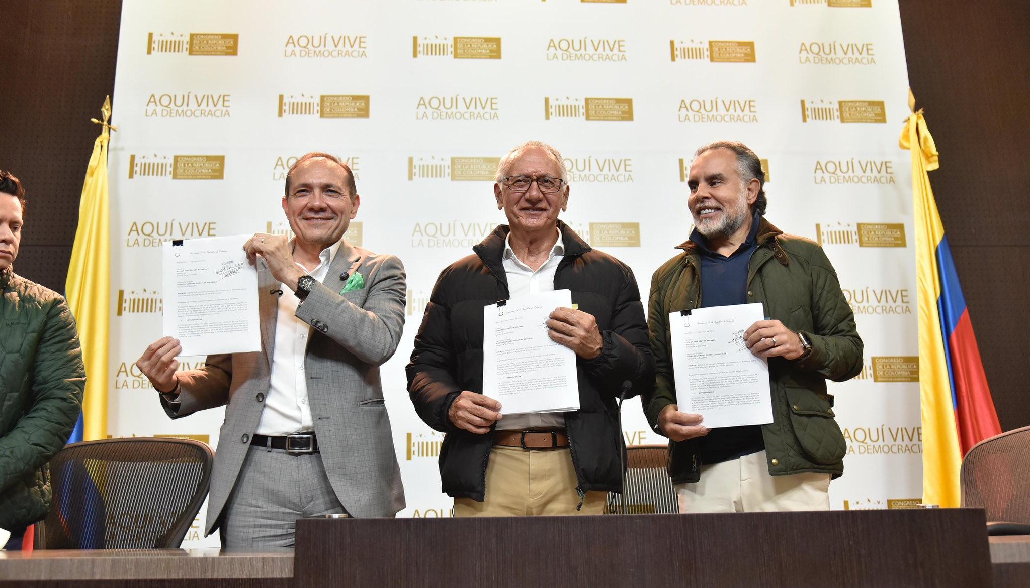 Los ministros de Trabajo, Antonio Sanguino; Salud, Guillermo Alfonso Jaramillo, e Interior, Armando Benedetti, radicando la consulta.