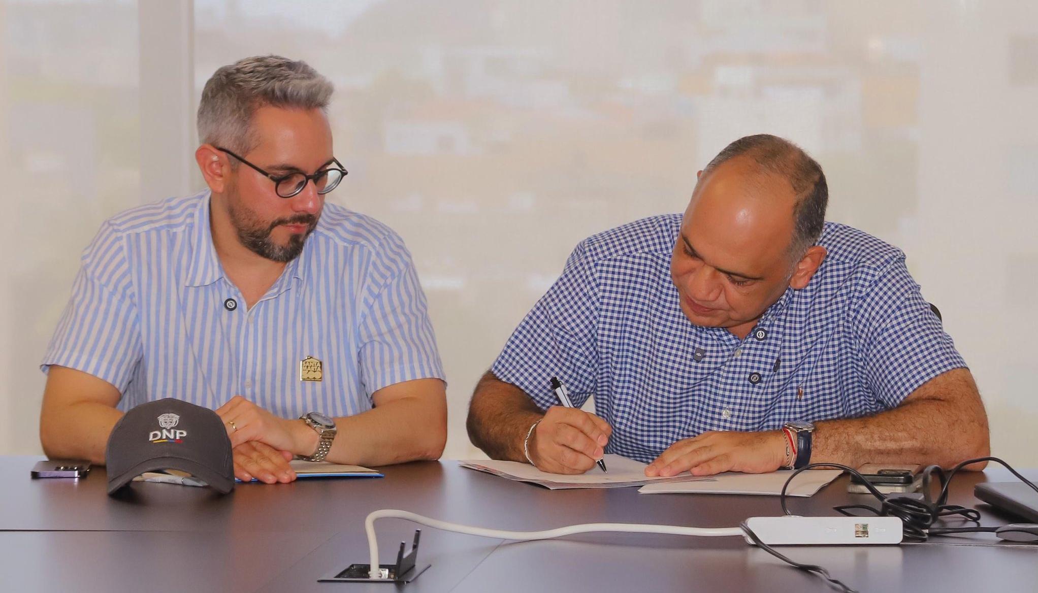 El alcalde de Santa Marta, Carlos Pinedo, firmando el convenio.