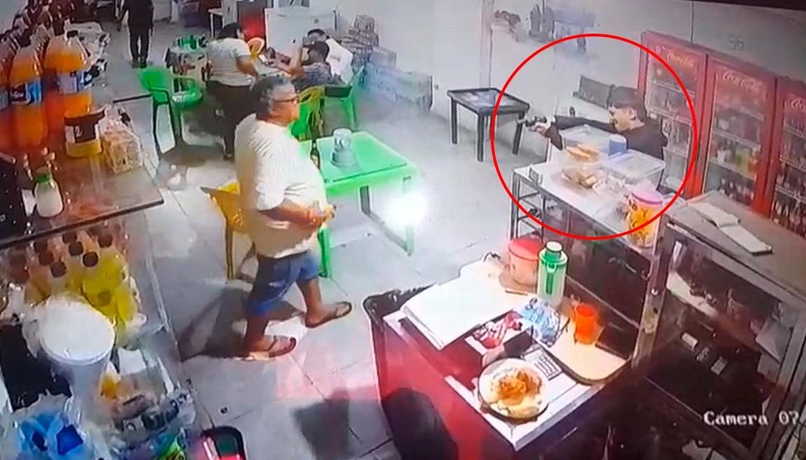 Momento del ataque a bala en la tienda en San Roque.